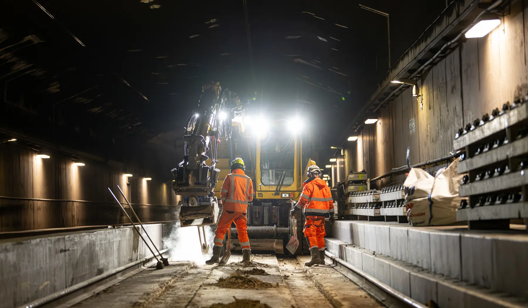 Het traditionele spoor is verwijderd, het nieuwe blokkenspoor ligt rechts klaar om geplaatst te worden