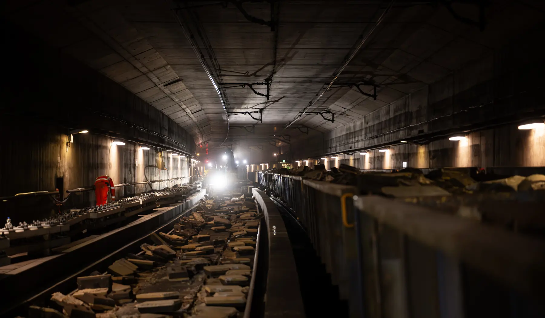 Het oude spoor ligt aan gruzelementen en wordt met de trein rechts afgevoerd