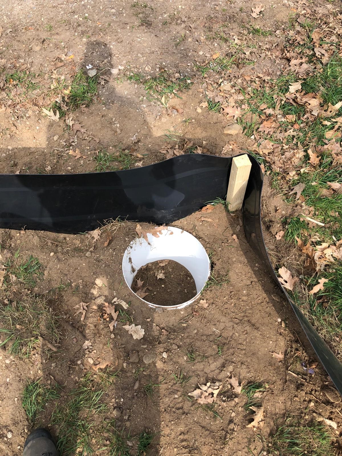 Om de laatste gladde slangen langs het spoor weg te krijgen, worden ze in ingegraven emmers gevangen