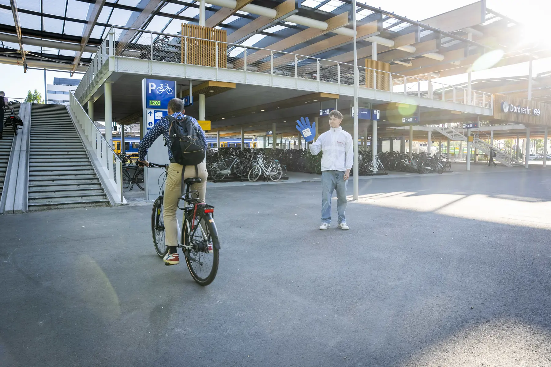 Reizigers worden van 12 tot en met 16 mei ’s ochtends enthousiast ontvangen door een gastvrij team met ludiek grote inzwaaihanden