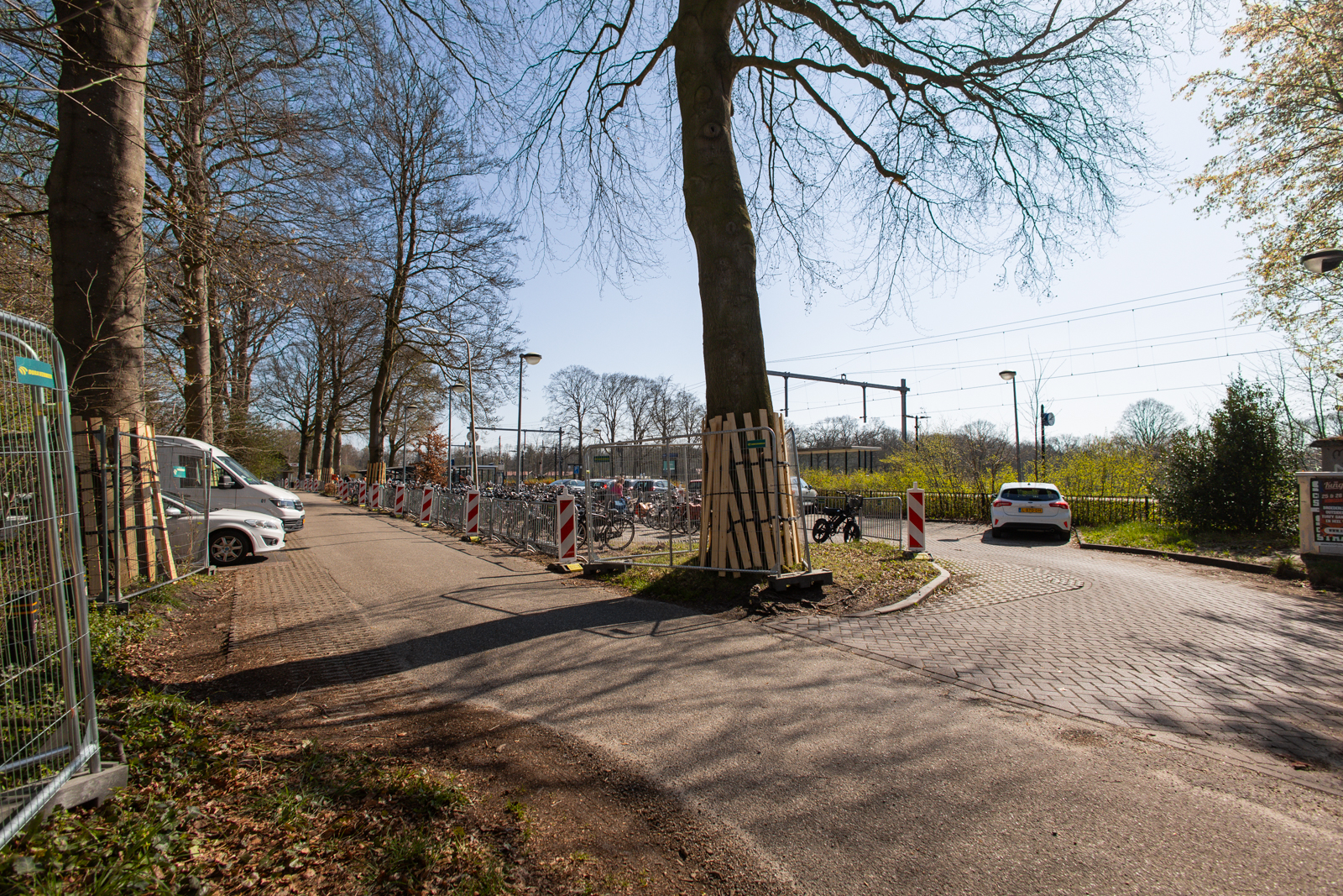 Aan de noordzijde van het station zijn bouwhekken geplaatst en de fietsenstallingen tijdelijk verplaatst