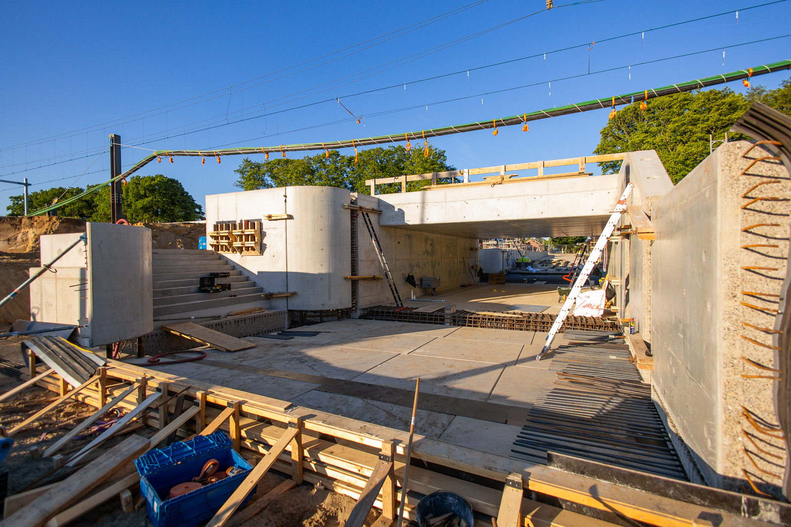 De tunnelmoot van 582 ton lag binnen een uur op zijn plek in Raalte