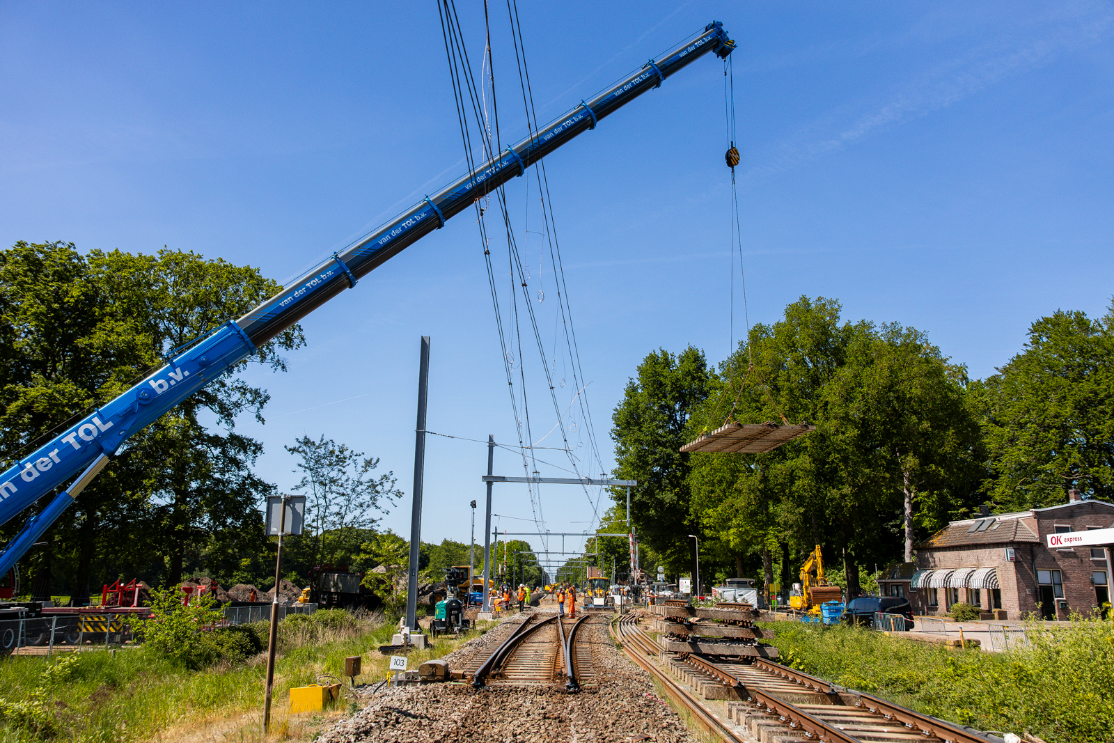 Met behulp van een telekraan is een wissel uit het spoor genomen en een nieuwe teruggeplaatst