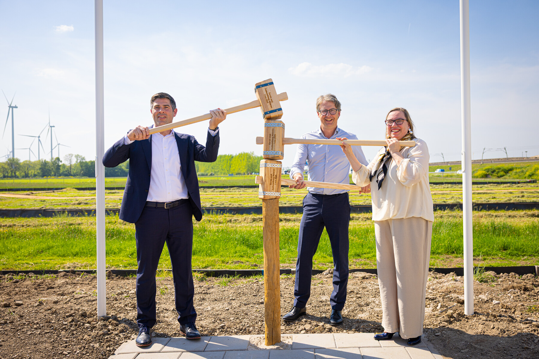 Directeur Van Hattum en Blankevoort Lars Sigmond, regiodirecteur van ProRail Dimitri Kruik en wethouder Jacoline Hartman slaan symbolisch de eerste paal de grond in