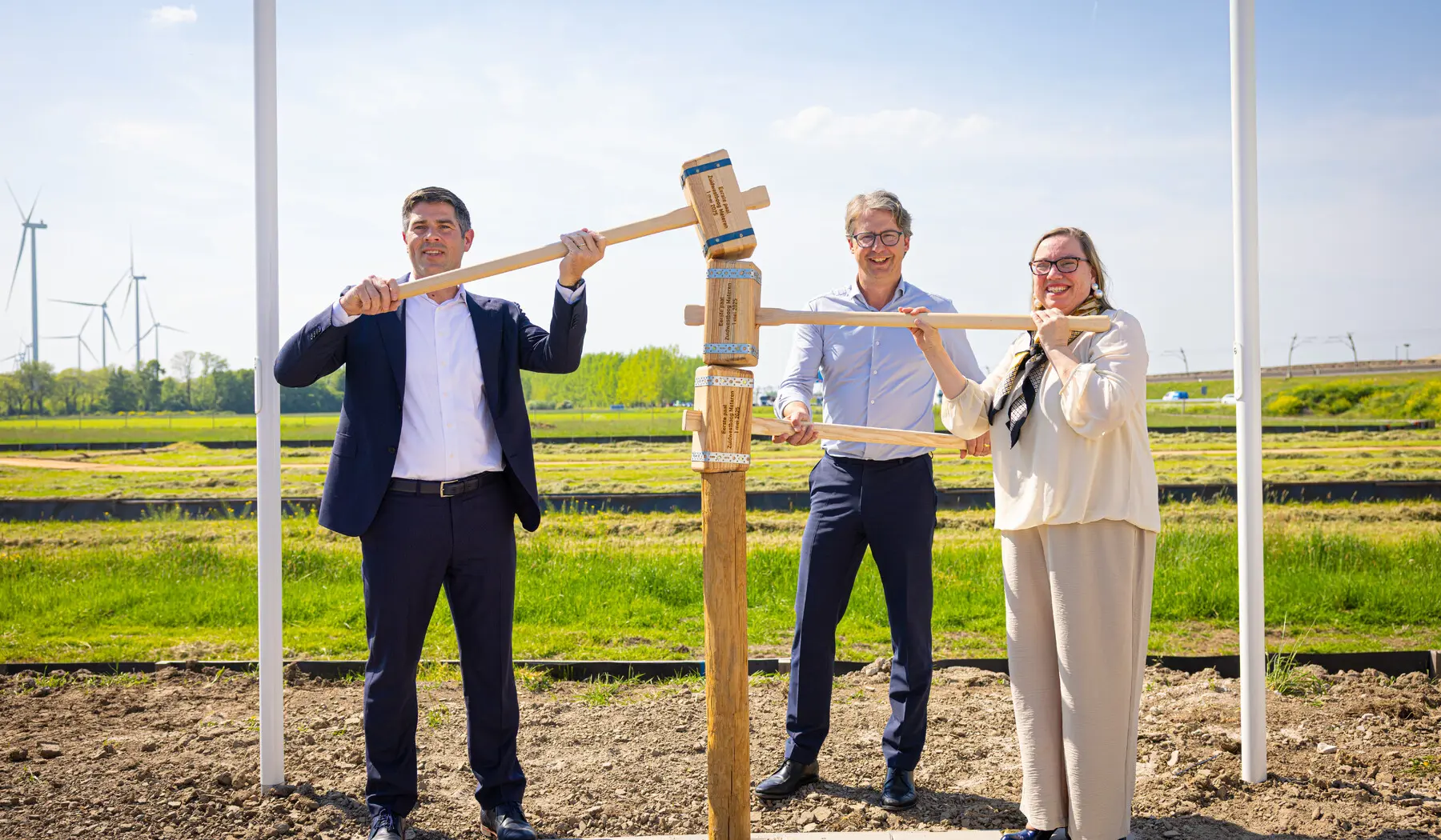 Directeur Van Hattum en Blankevoort Lars Sigmond, regiodirecteur van ProRail Dimitri Kruik en wethouder Jacoline Hartman slaan symbolisch de eerste paal de grond in
