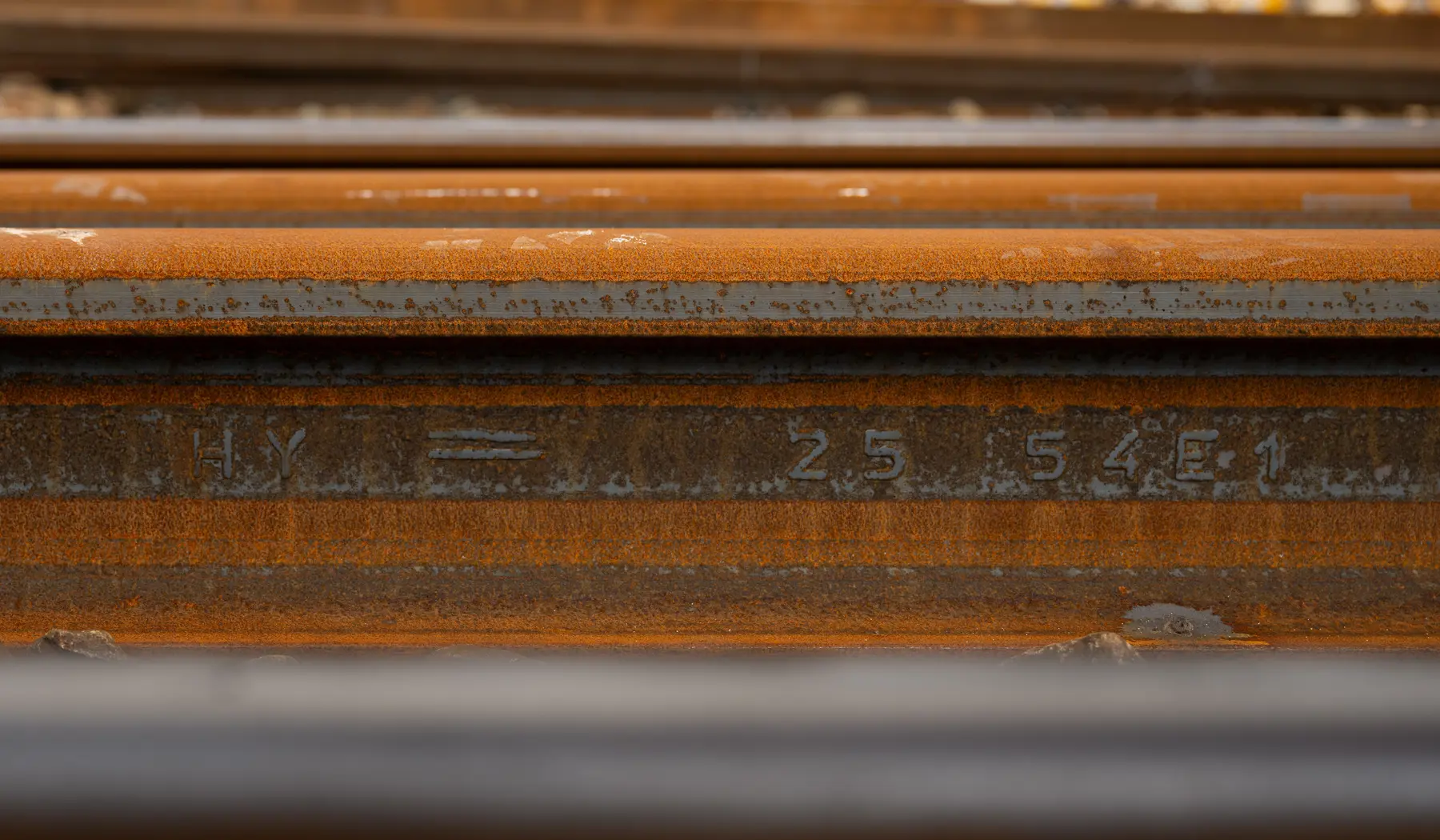Groen spoorstaven, want ze zijn duurzaam gemaakt van oud spoorstaafschroot, maar voor het oog zijn ze net zo bruin als normaal. Fotografie: ProRail, Shane van Hattum, duckdev