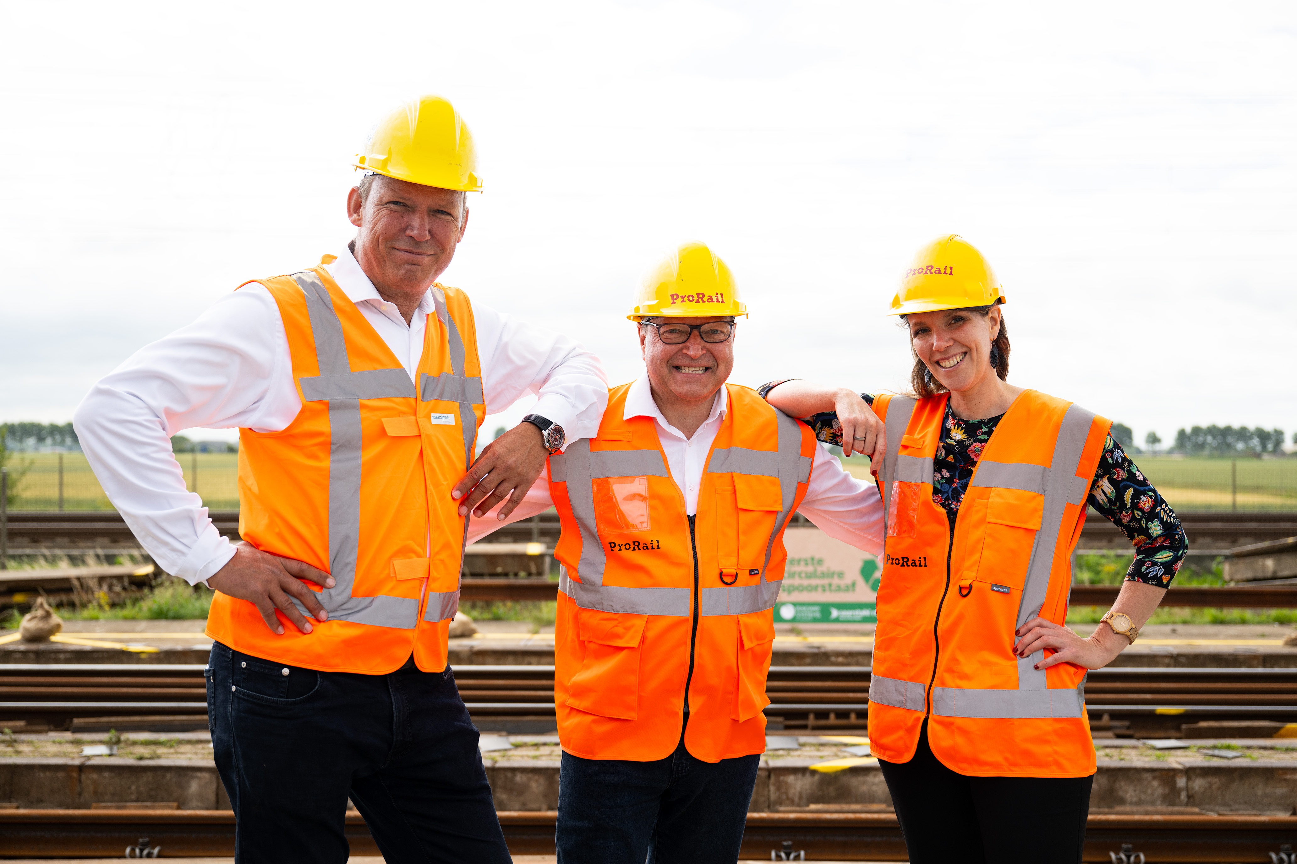 Wouter Lampe, voestalpine Track Solutions met Dominique Chiesura, Saarstahl en Janneke Vogels, Directeur Duurzaamheid ProRail. Fotografie: ProRail, Shane van Hattum, duckdev
