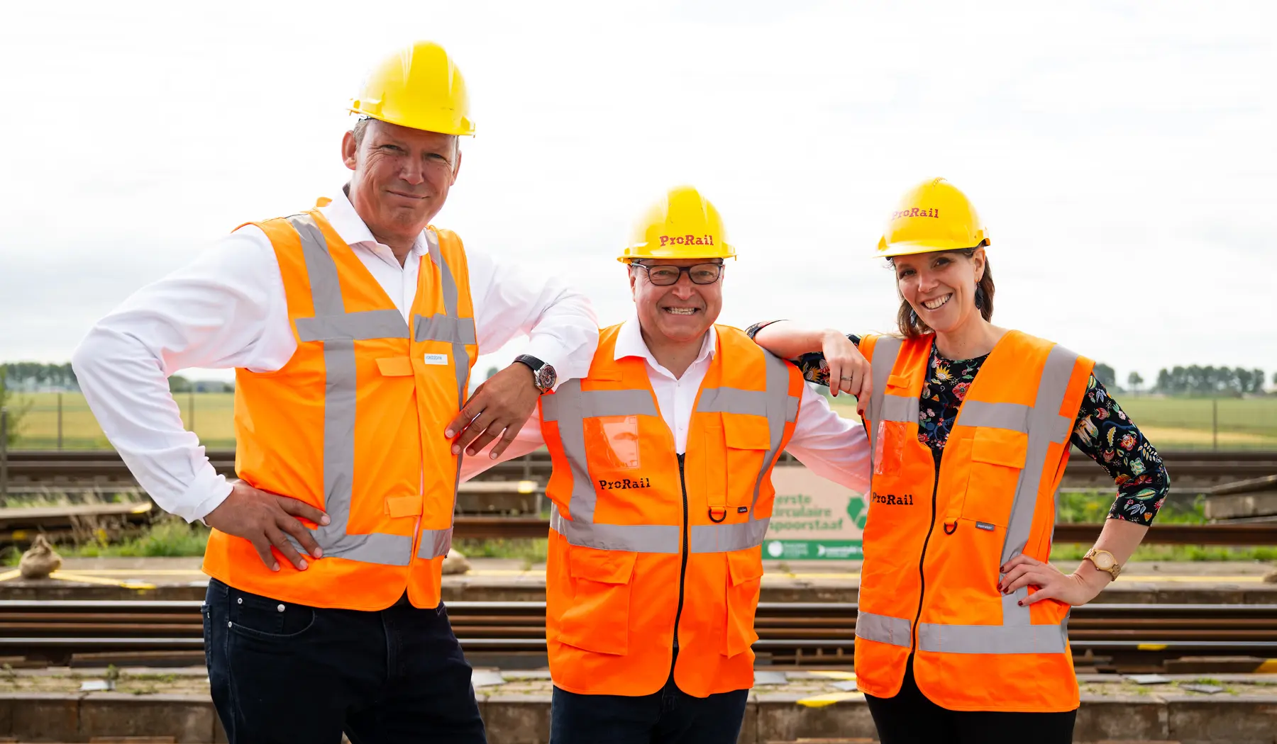 Wouter Lampe, voestalpine Track Solutions met Dominique Chiesura, Saarstahl en Janneke Vogels, Directeur Duurzaamheid ProRail. Fotografie: ProRail, Shane van Hattum, duckdev