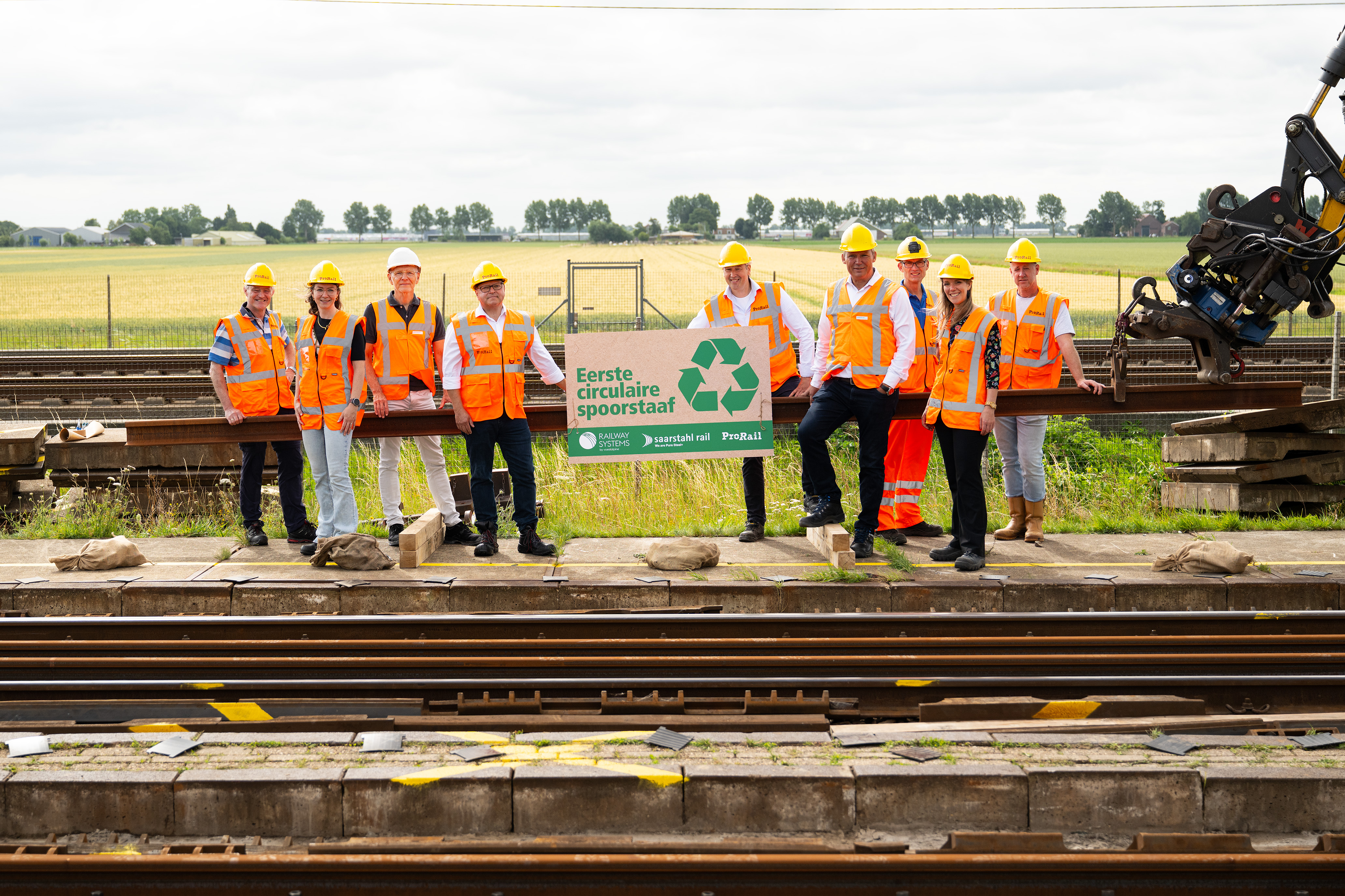 Collega's van ProRail, voestalpine Track Solutions en Saarstahl in Nieuw-Vennep, waar de eerste kilometers circulaire spoorstaven zijn geplaatst. Fotografie: ProRail, Shane van Hattum, duckdev.