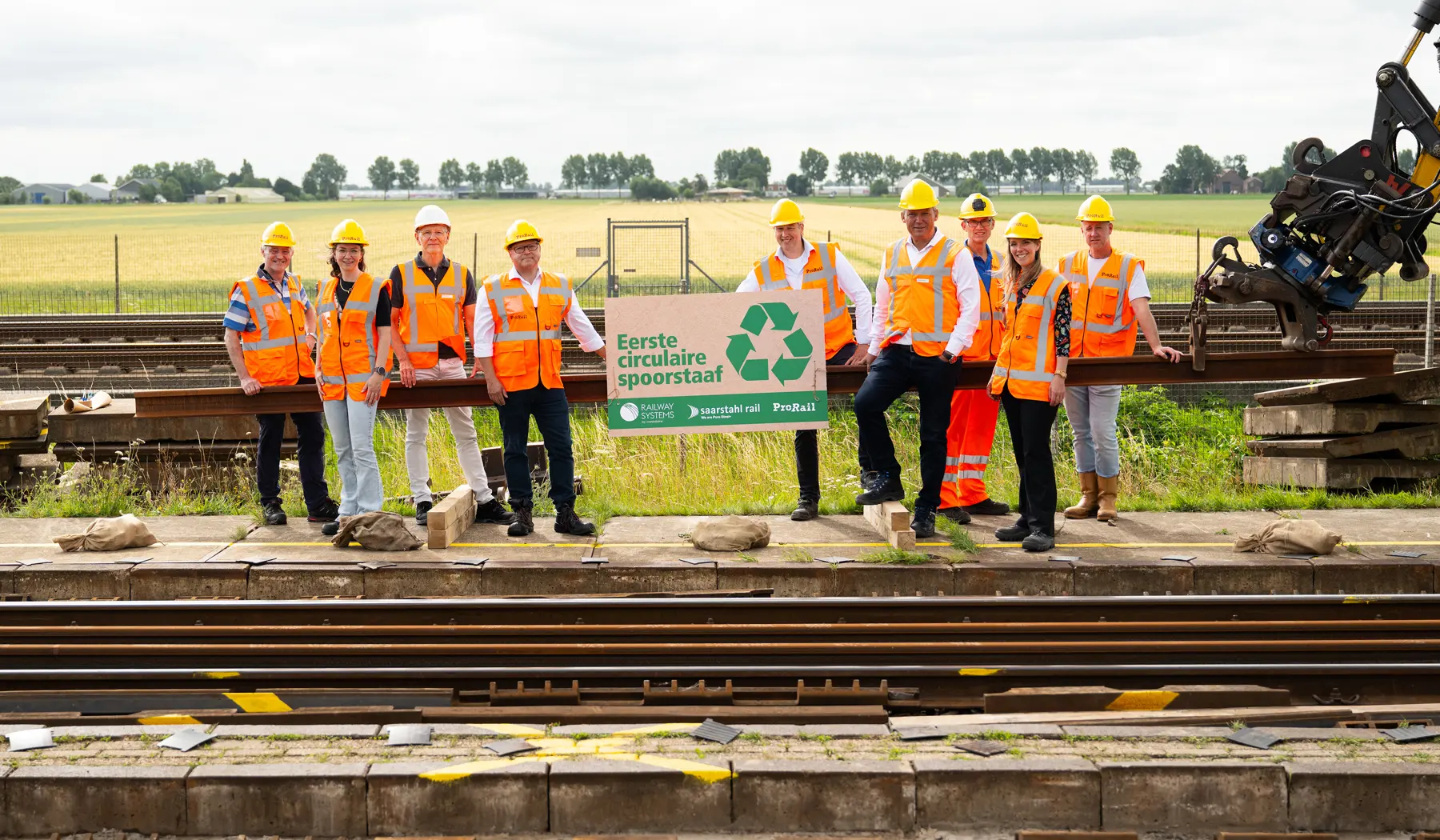 Collega's van ProRail, voestalpine Track Solutions en Saarstahl in Nieuw-Vennep, waar de eerste kilometers circulaire spoorstaven zijn geplaatst. Fotografie: ProRail, Shane van Hattum, duckdev.