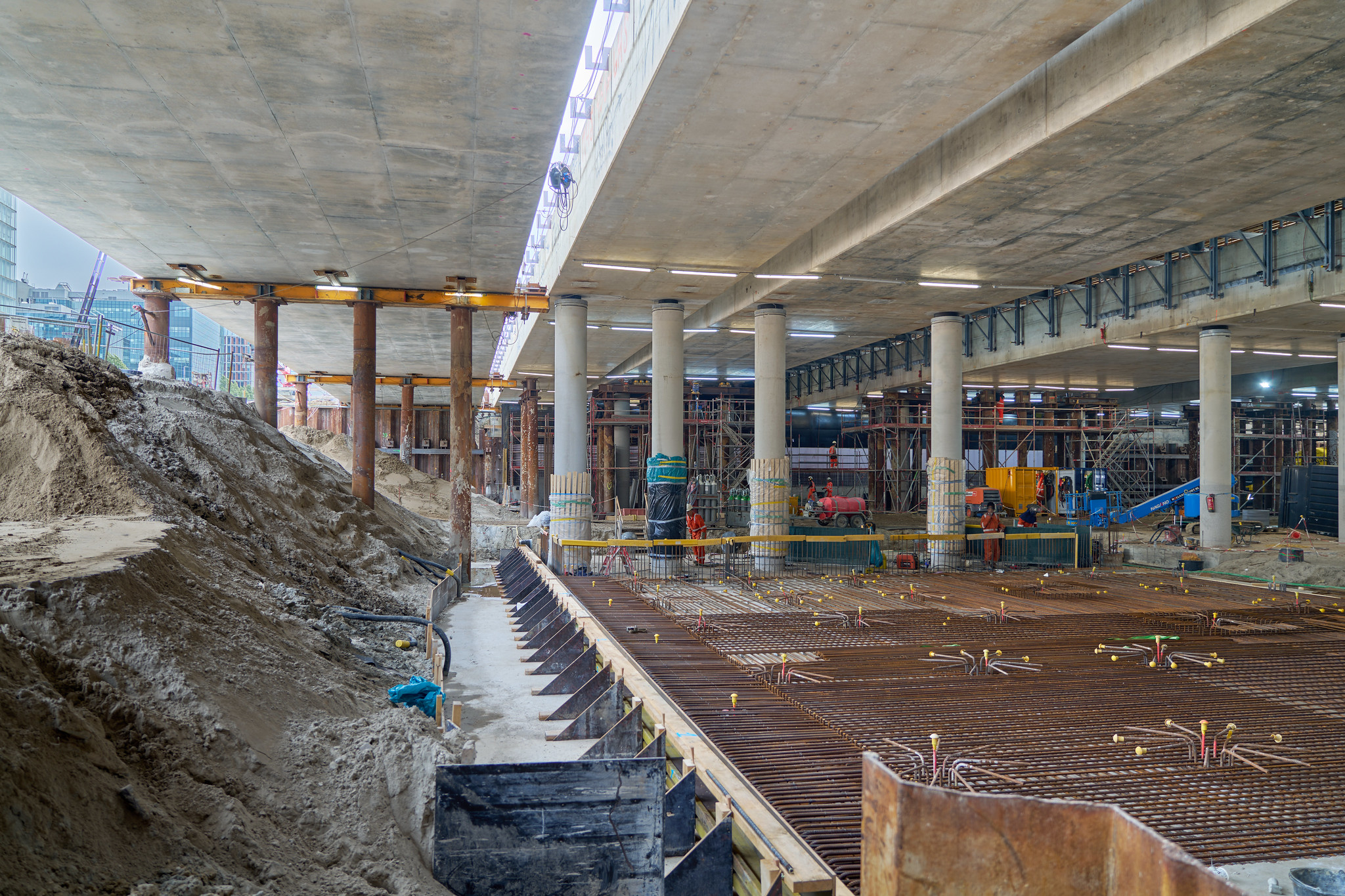 Er gebeuren veel dingen tegelijk in de Brittenpassage: Met een vijzel zijn de dakdelen millimeter voor millimeter verhoogd