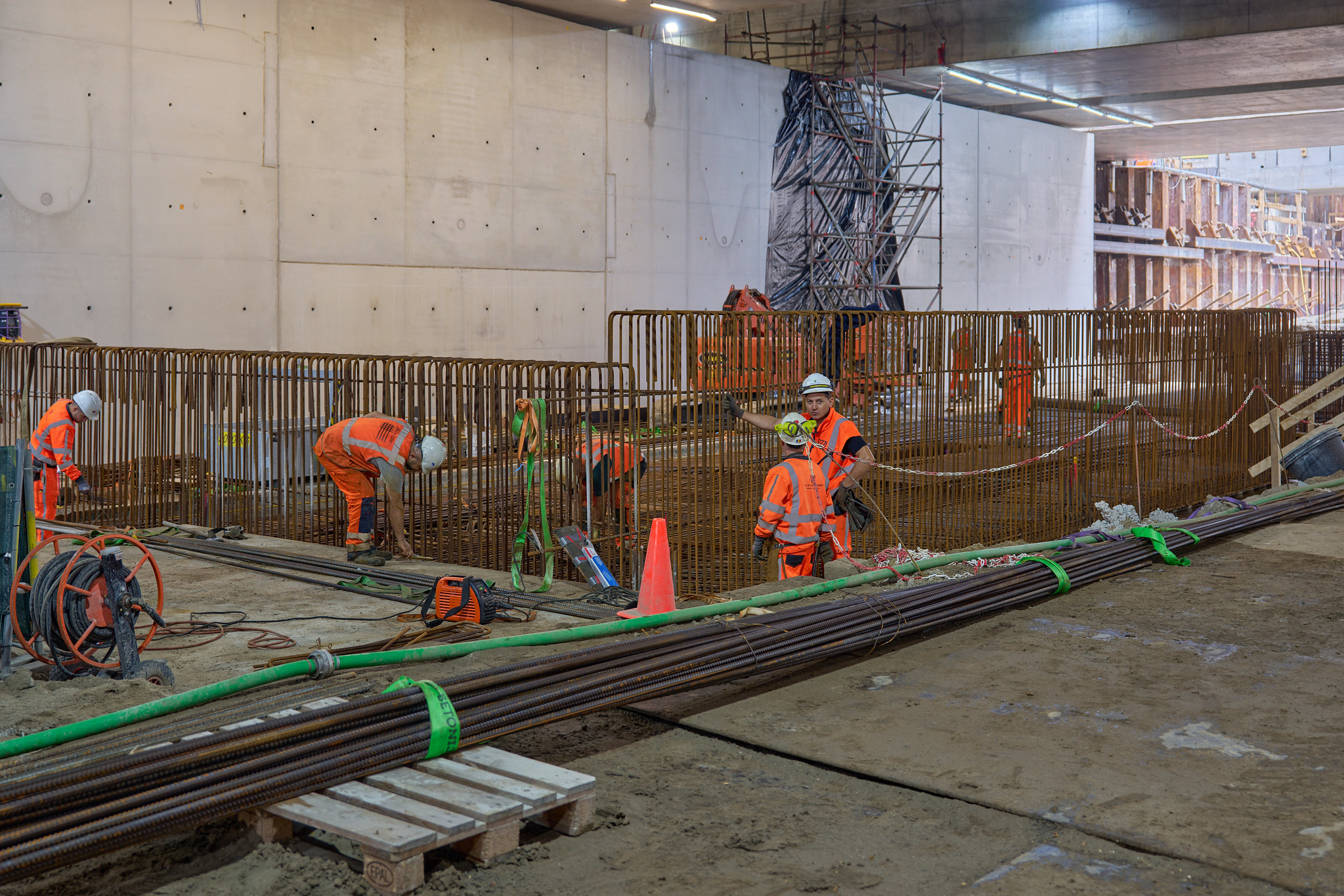 Op sommige plekken wordt nog wapening gevlochten