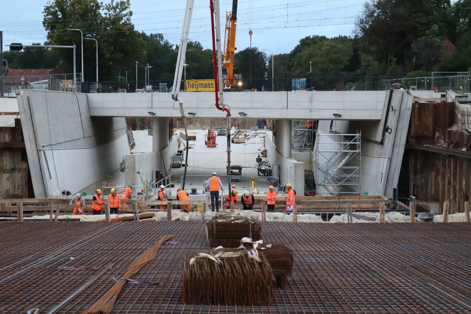 In de 25 meter lange wand van de tunnel is zelfhelend beton aangebracht