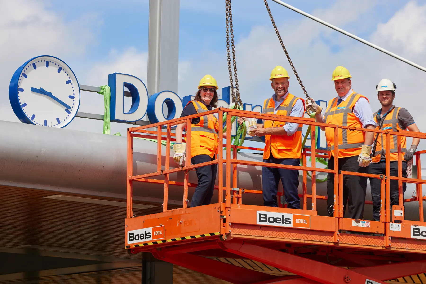 Van links naar recht: Helga Cuijpers (regiodirecteur ProRail), Rik van der Linden (wethouder gemeente Dordrecht), Frederik Zevenbergen (gedeputeerde provincie Zuid-Holland) en Ruben Hollander (assistent-uitvoerder Hegeman Bouw & Infra B.V.)