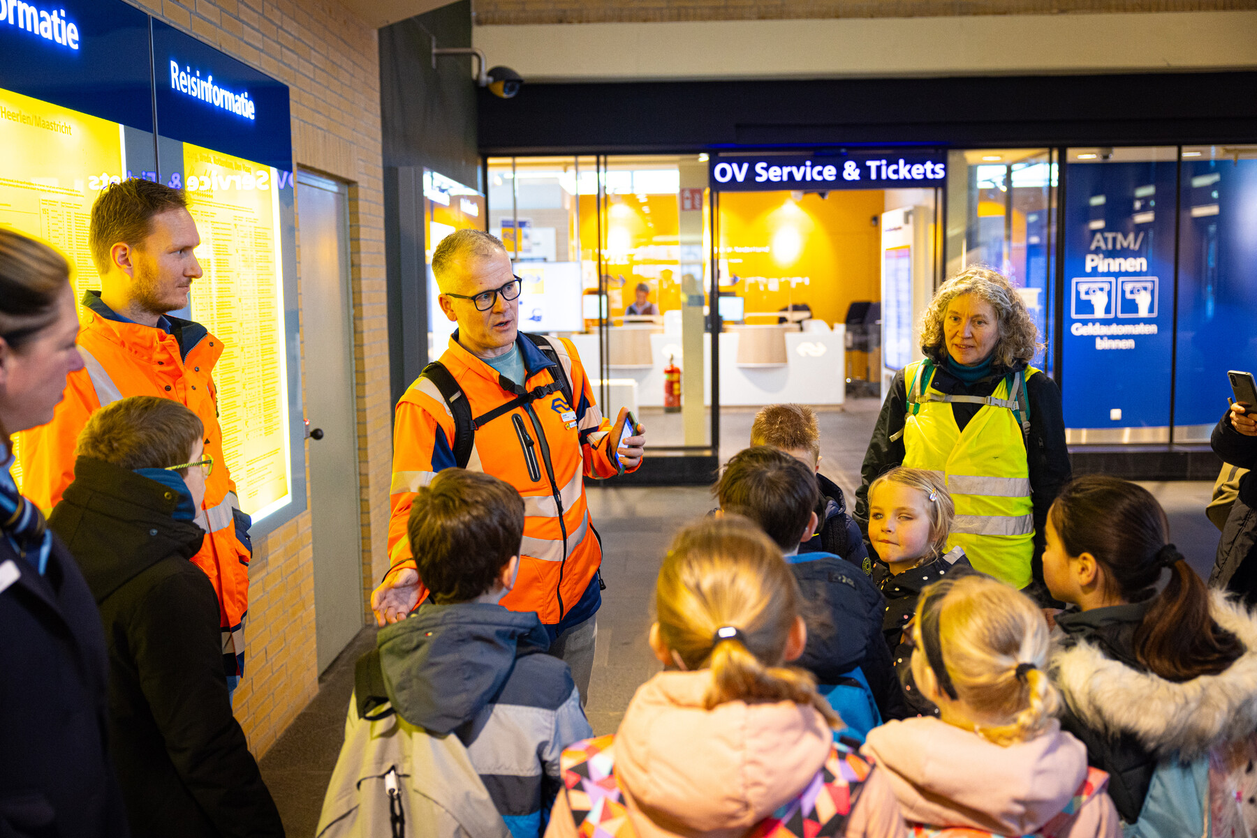 Stationsmanager Joost van Heeckeren geeft uitleg