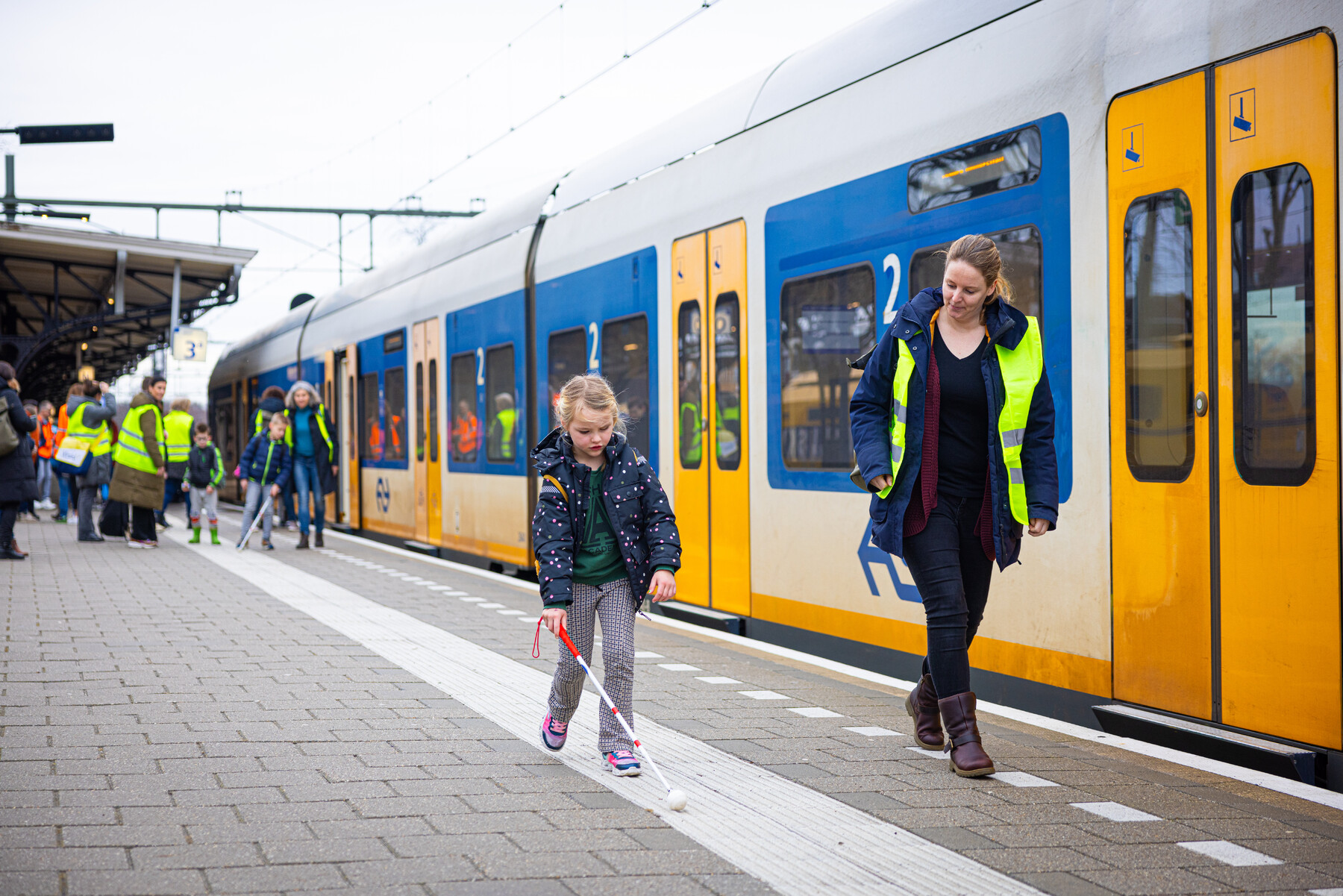 Oefenen met de geleidelijn op het perron