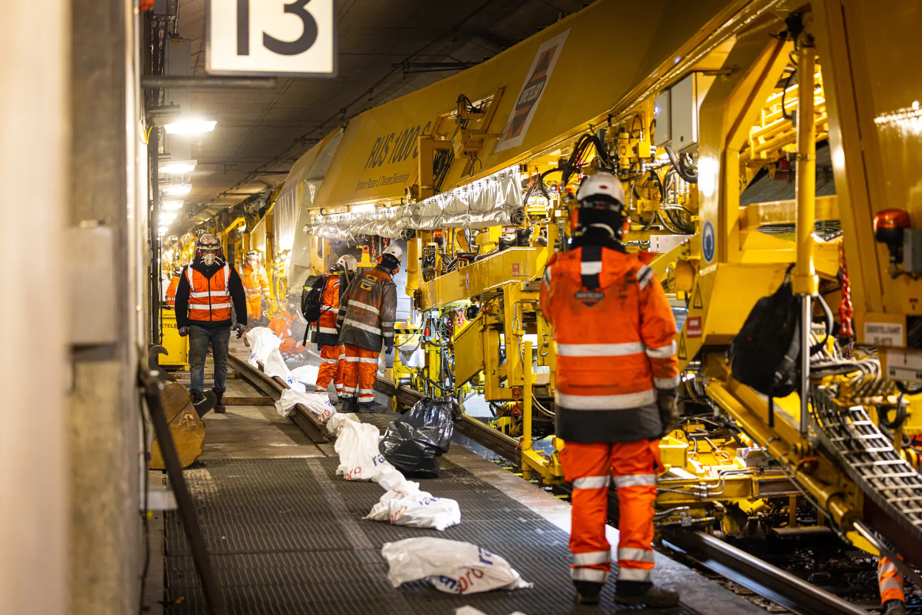 De aannemer met de RUS1000s aan het werk in de Willemsspoortunnel (beeld: Swietelsky/Stefan Verkerk)