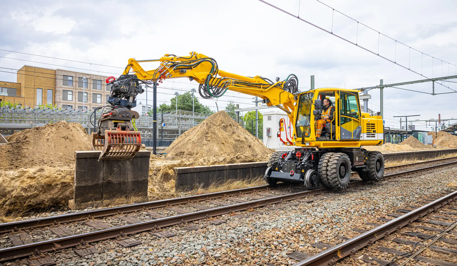 Het plaatsen van keerwanden bij het perron
