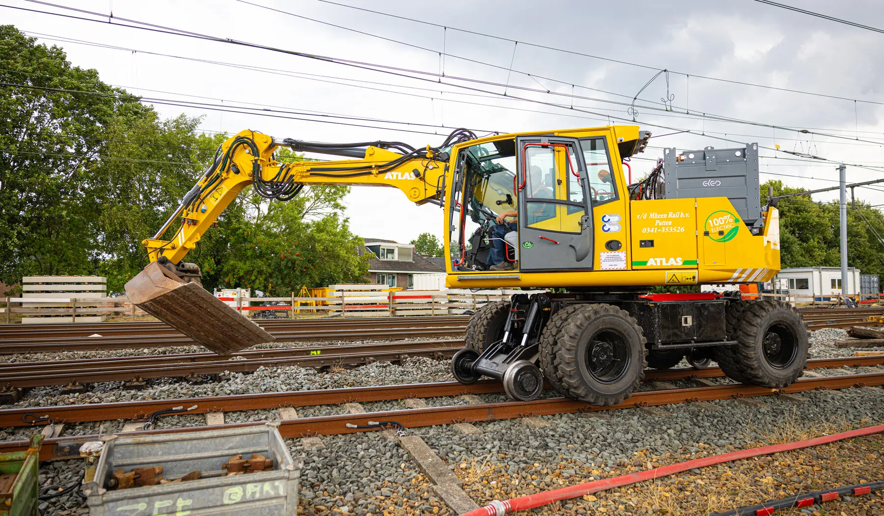 Een elektrische kraan op lorrie, die noemen we ook wel een krol