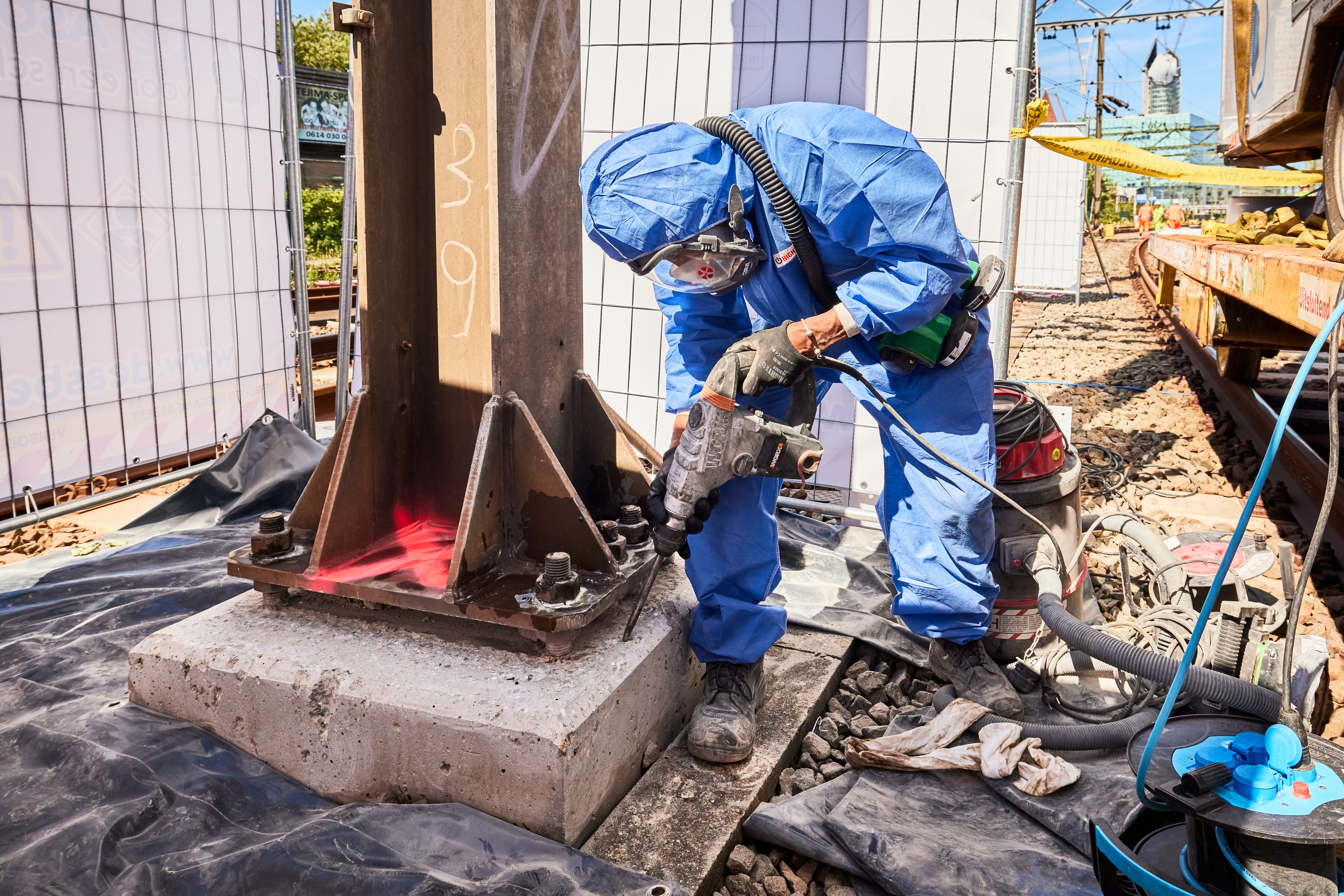 Zorgvuldig weghalen van de asbestlaag fundering 