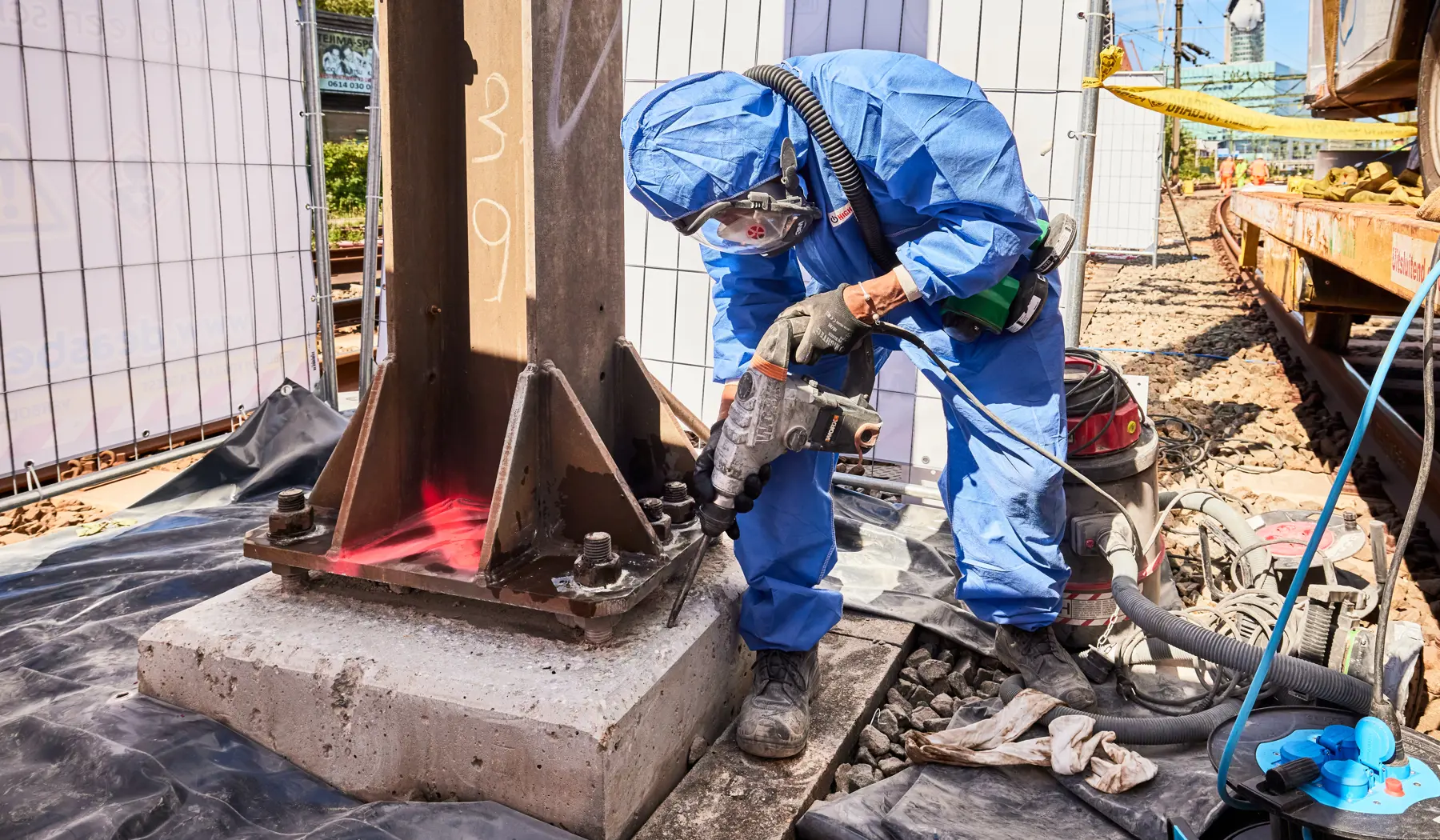 Zorgvuldig weghalen van de asbestlaag fundering
