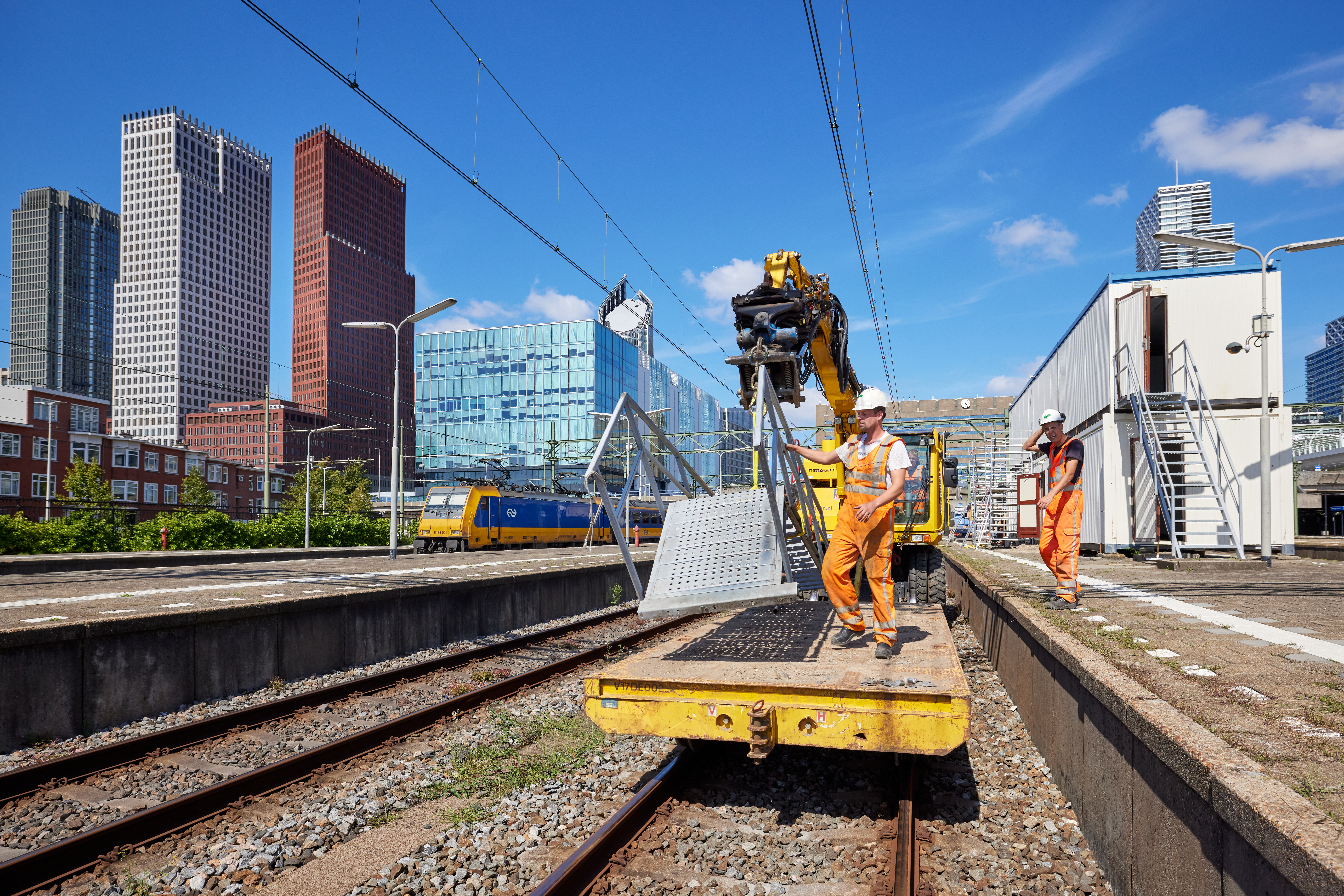 Weghalen van schoonmaakruimtes op het perron 