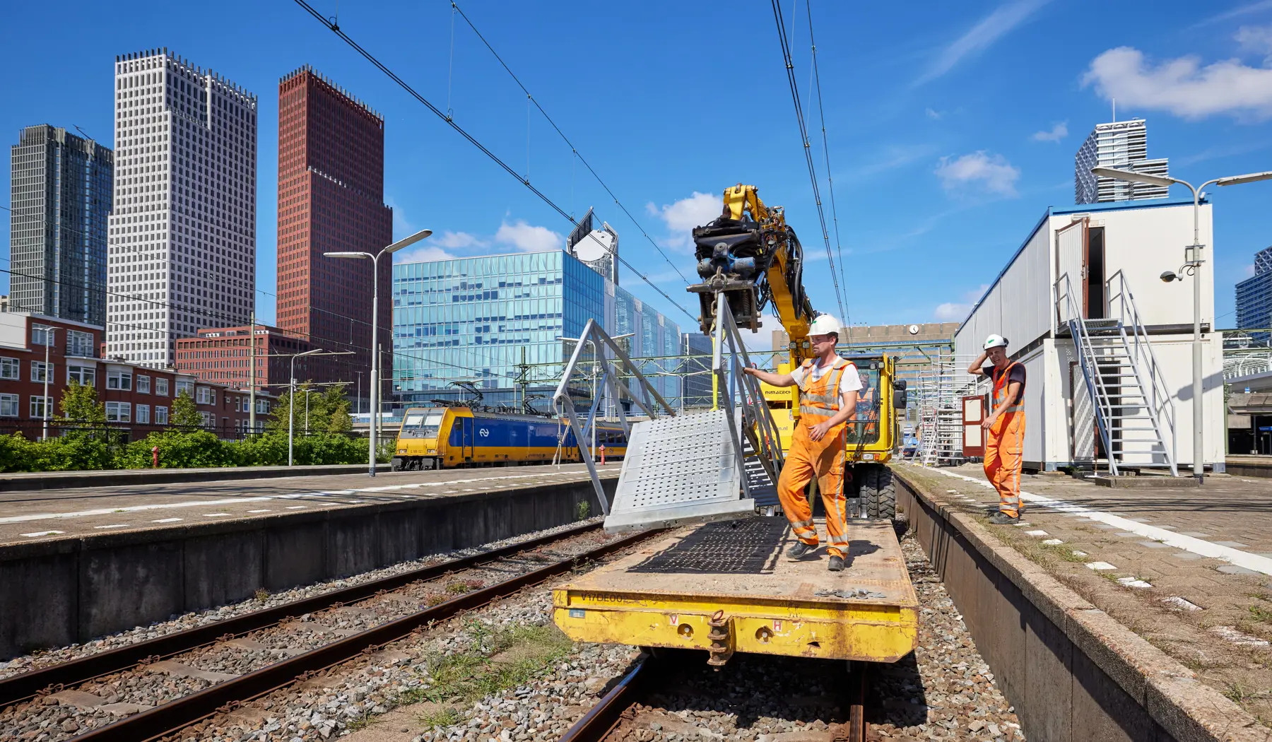 Weghalen van schoonmaakruimtes op het perron