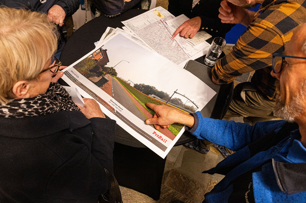 Bewoners bekijken de geplande geluidsmaatregelen 