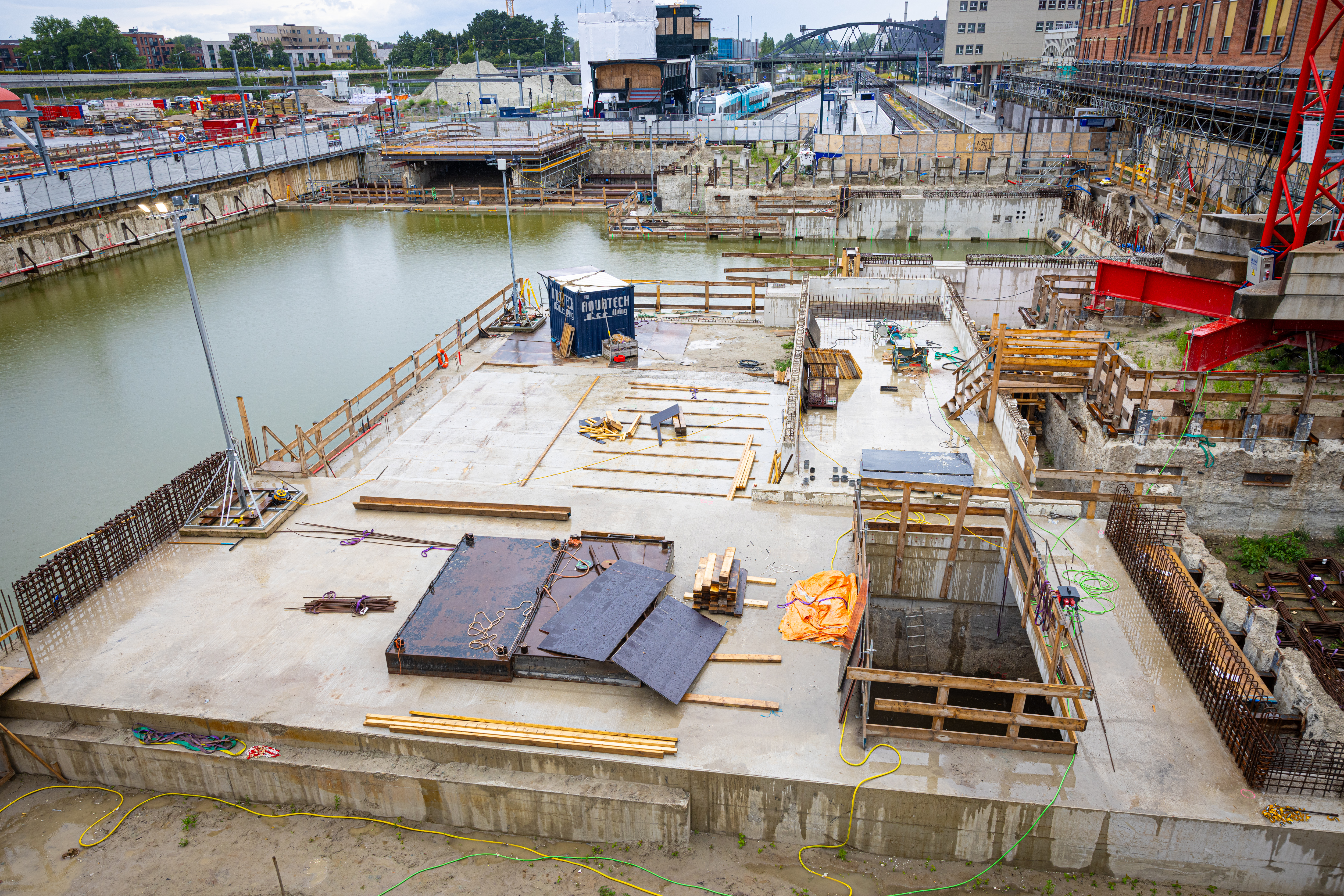Dit platform maakt ruimte voor het spoor en de perrons