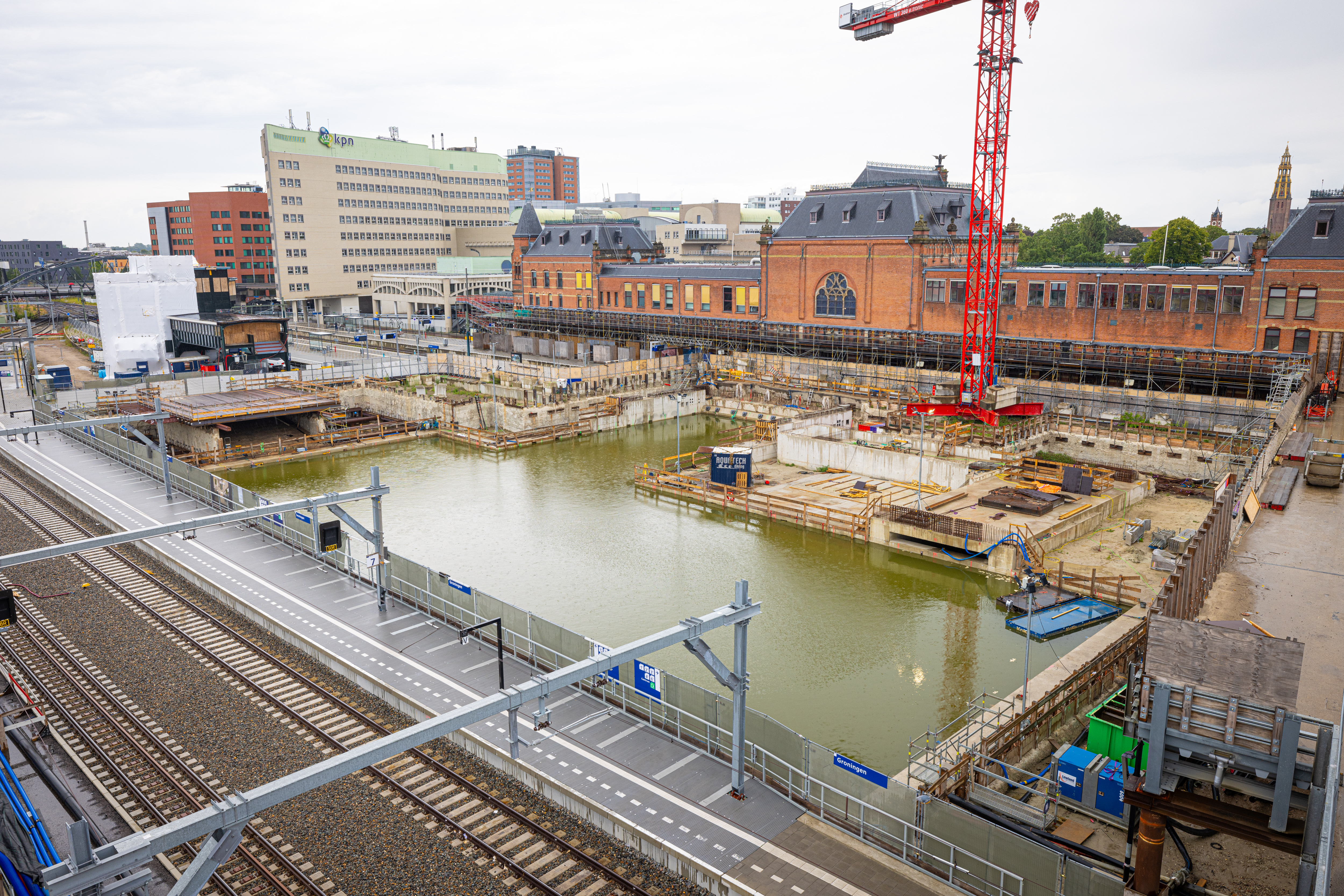 De bouwkuip vol water om de wanden van de bouwkuip van constante druk te voorzien
