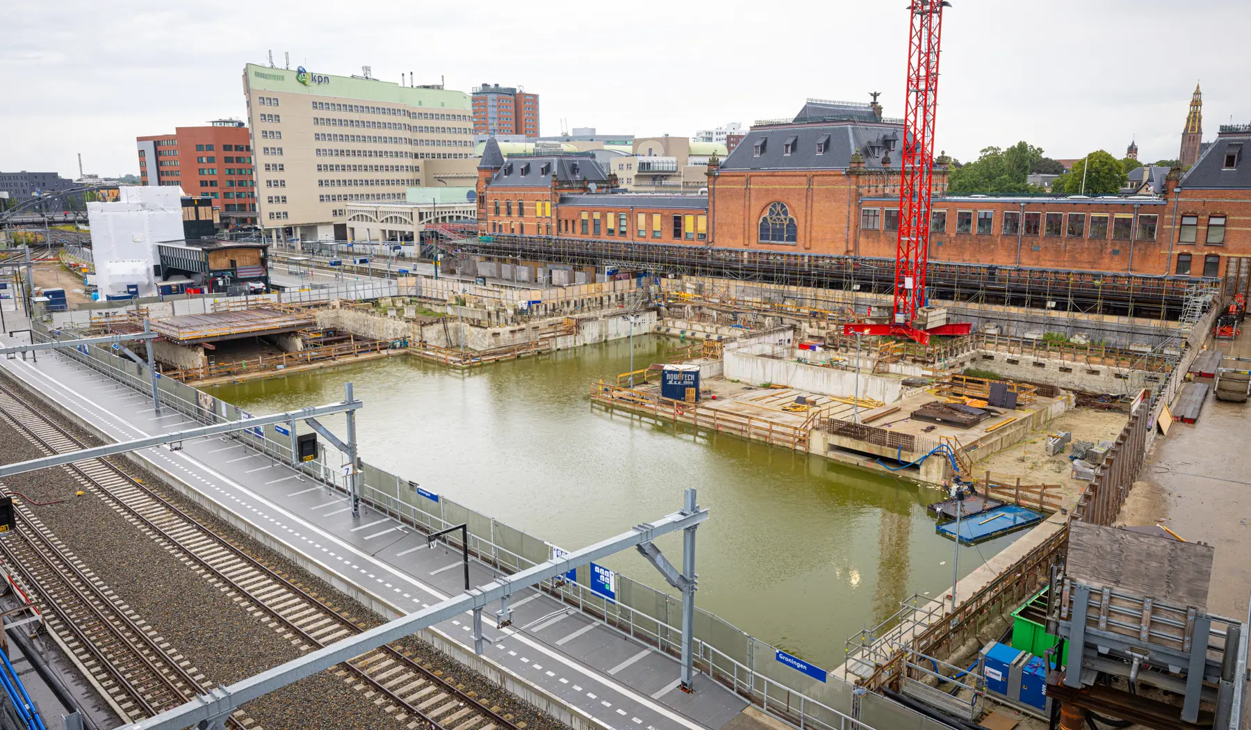 De bouwkuip vol water om de wanden van de bouwkuip van constante druk te voorzien