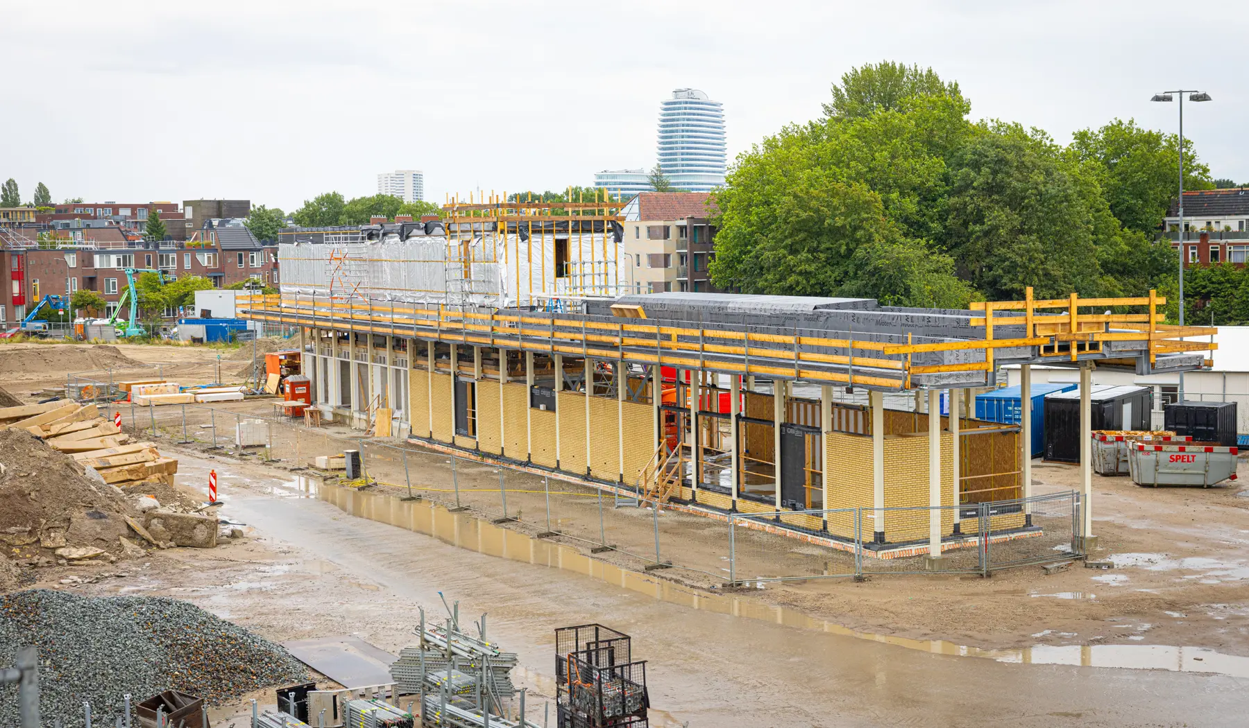 Het buschauffeursverblijf in aanbouw