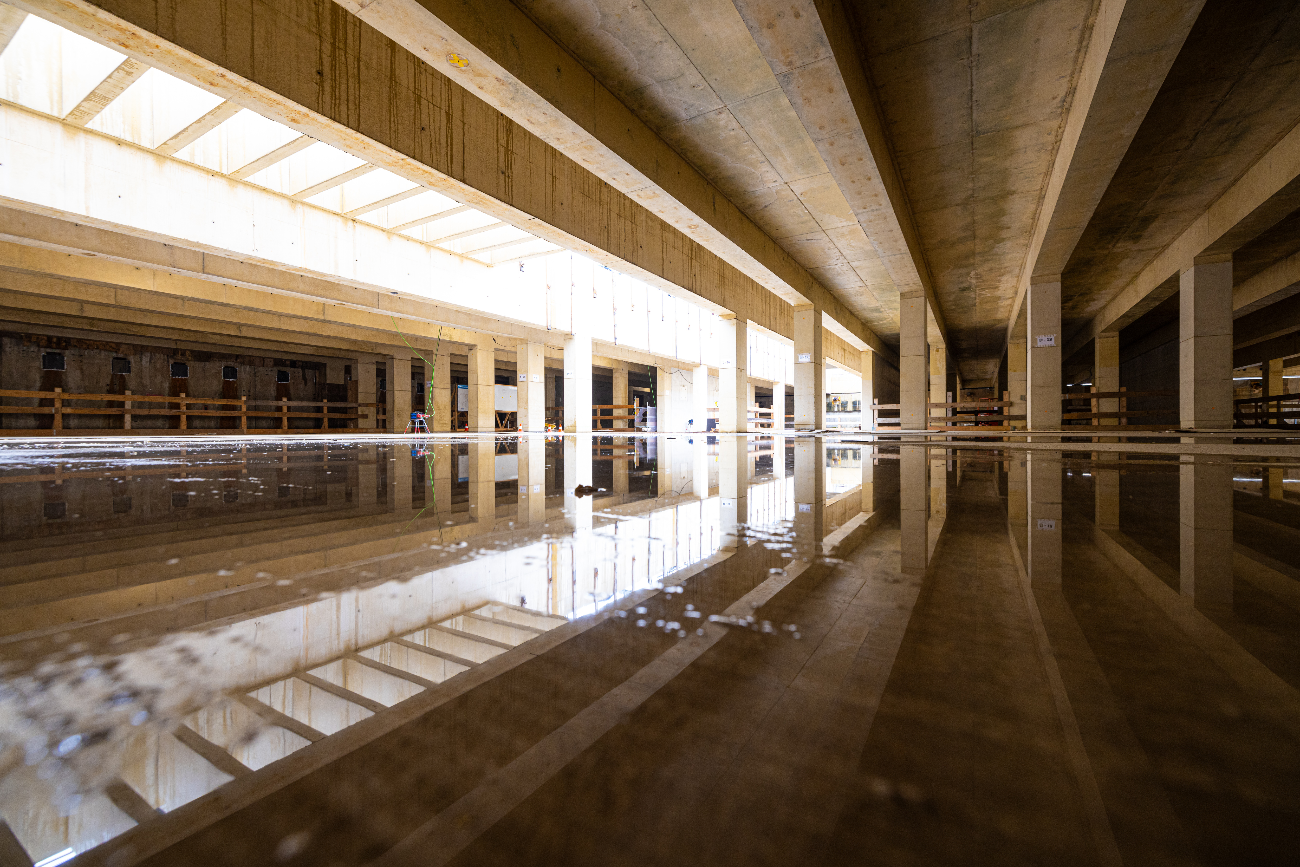 Je staat hier in de toekomstige voetgangerspassage onder de sporen door