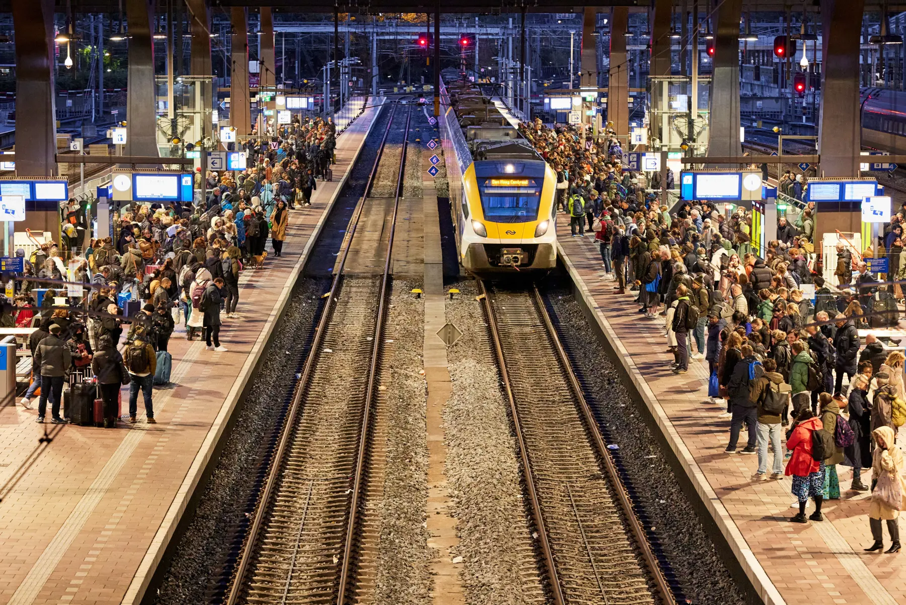 Drukte op het perron door werkzaamheden bij Rotterdam