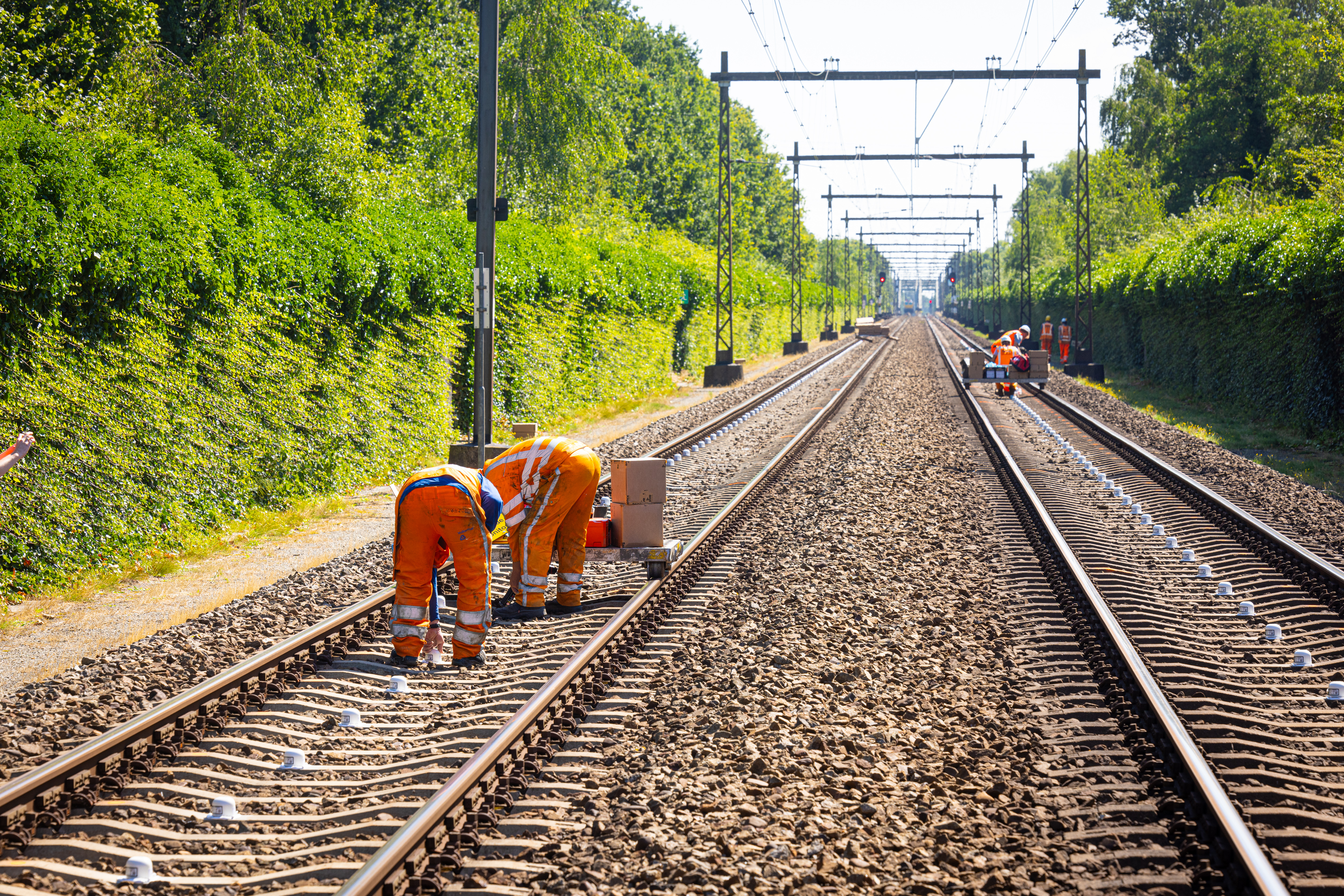 Het aanbrengen van de tiltmeters (sensoren) op de dwarsliggers
