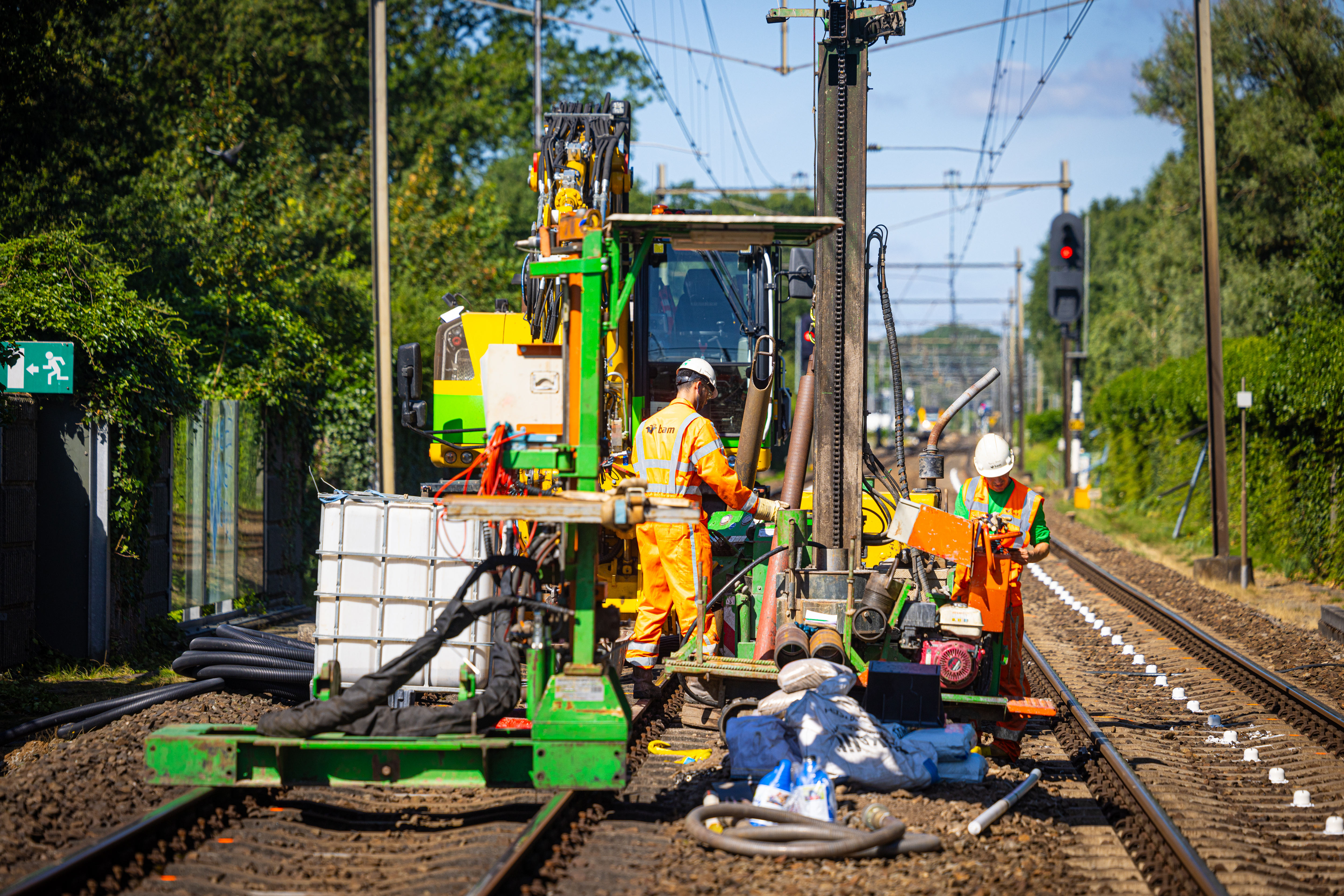 Het boren van buizen voor de extensometer en peilmeter