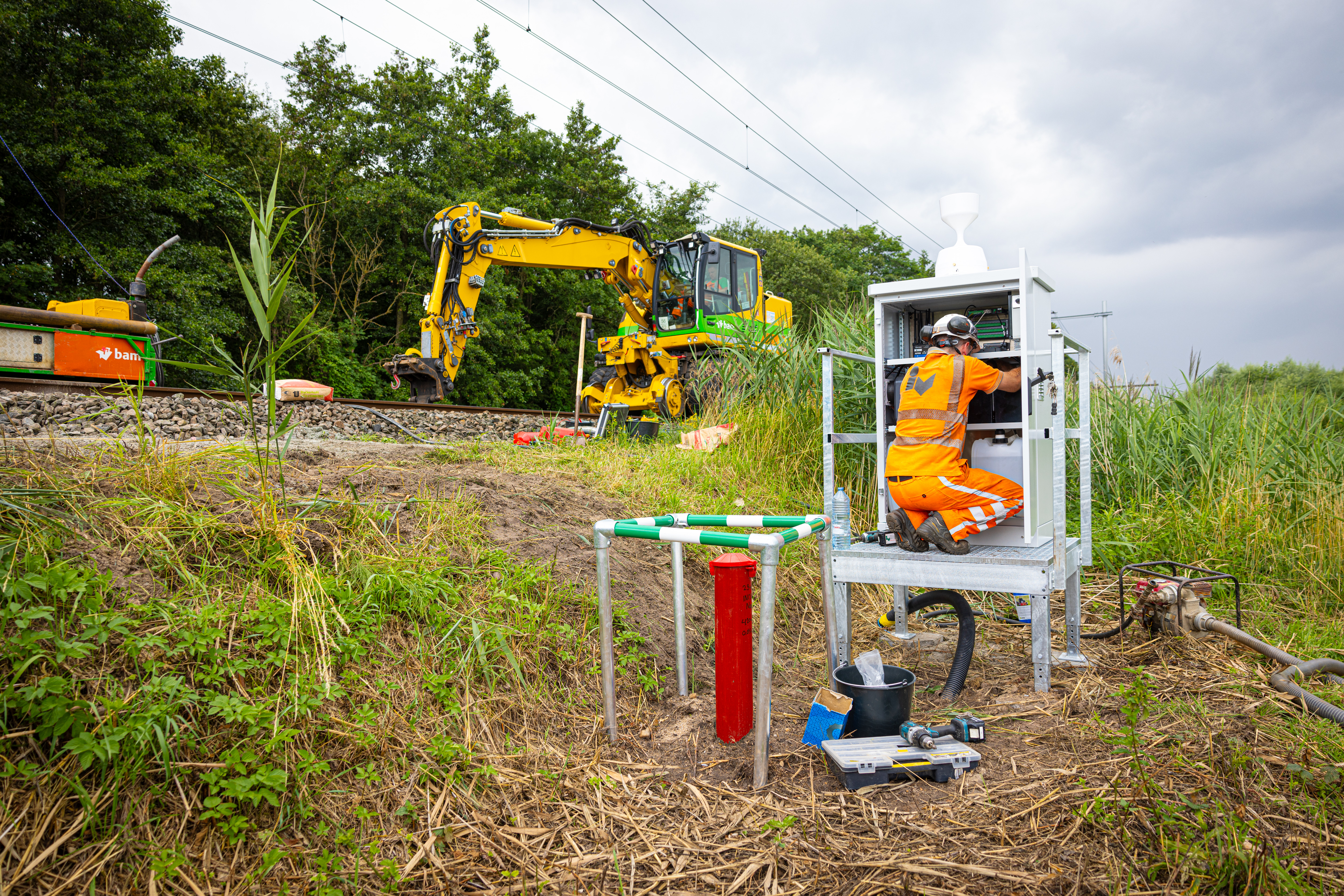 Aansluiting van de datakast waar de gegevens van de inclino-, extenso- en peilmeters worden verzameld. Op de voorgrond een inclinometer