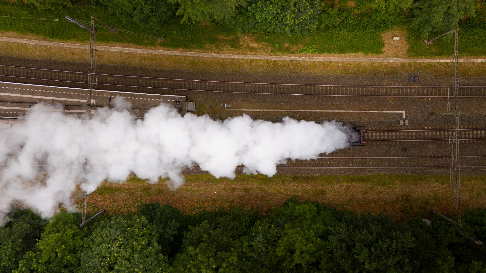 De stoomtrein van de Veluwse Stoomtram Maatschappij vanuit de lucht