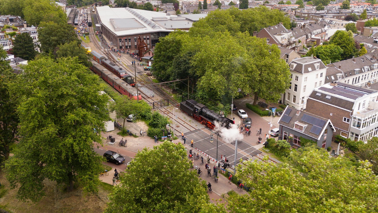 De stoomtrein vertrekt vanuit het Spoorwegmuseum