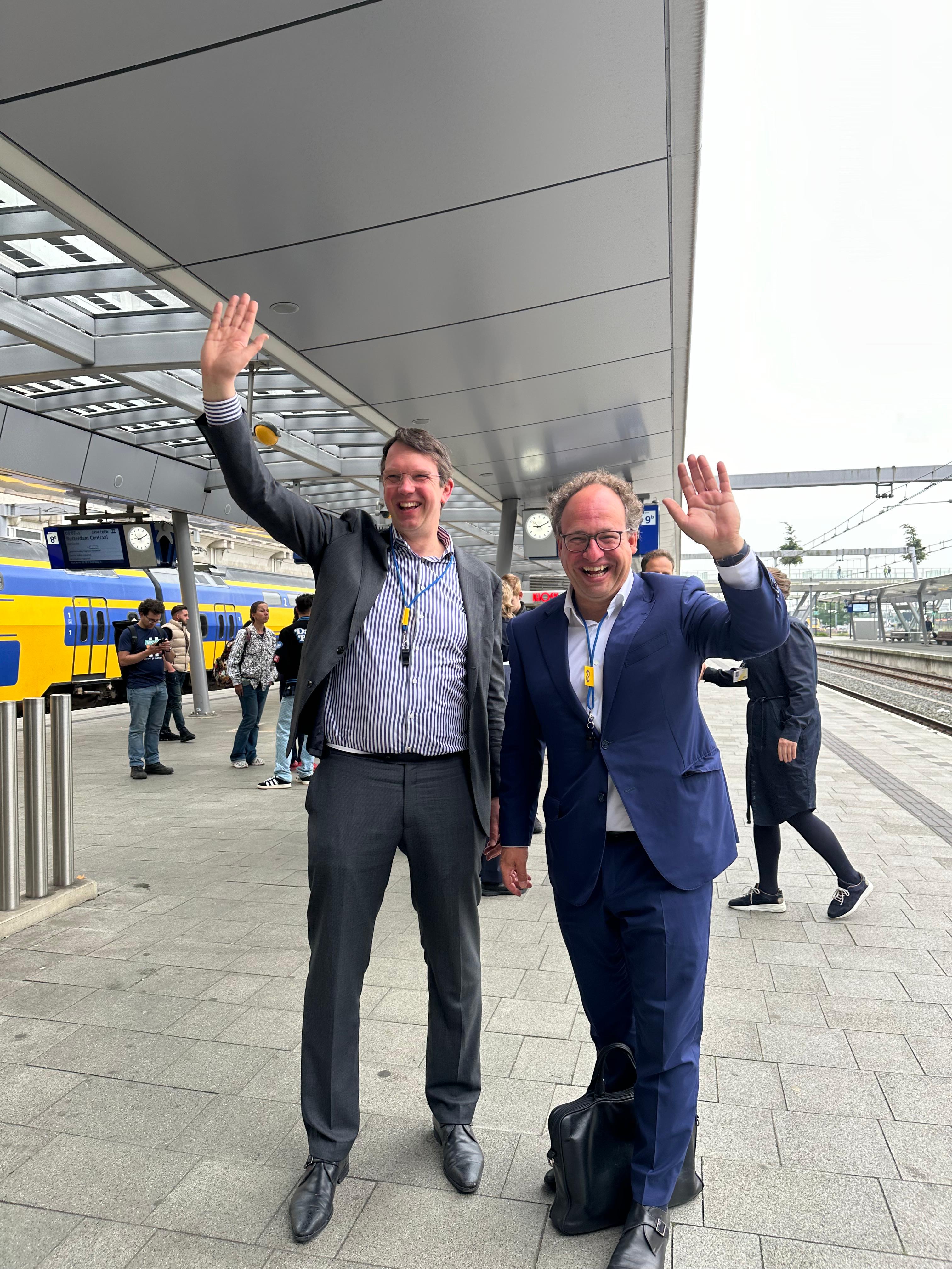 John Voppen en Wouter Koolmees zwaaien de VIPS uit