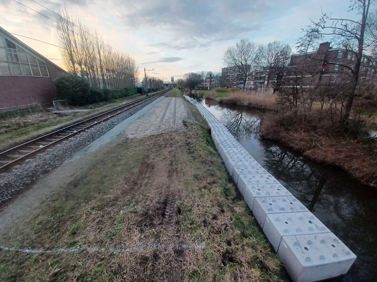 Aannemer Asset Rail verstevigde de spoordijk met betonnen stapelbare blokken