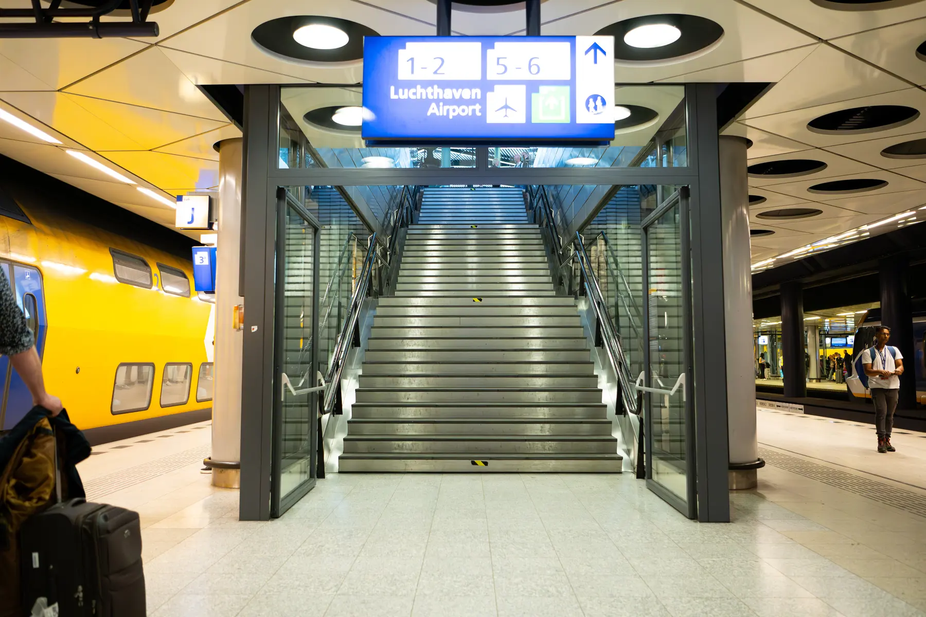 De hellingbanen naar de perrons zijn vervangen door vaste trappen. Hierdoor is er meer vrije ruimte op de perrons, kunnen treinreizigers sneller de trein in- en uitstappen en verbetert de doorstroming van het station.