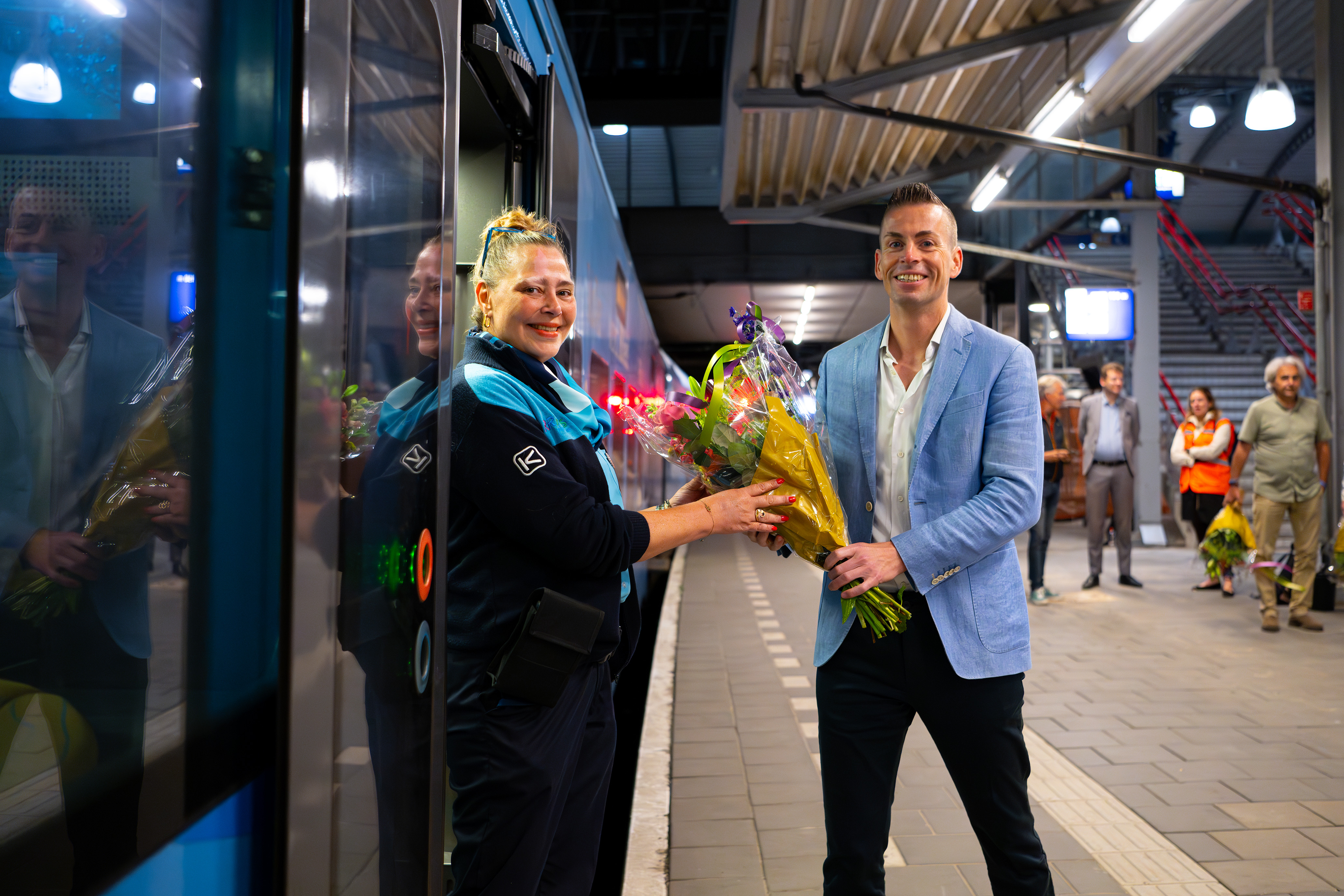 Harro Homan, regiodirecteur ProRail, overhandigt bloemen aan de conducteur van de eerste Keolis-trein die station Amersfoort Centraal verlaat na zeven weken werkzaamheden