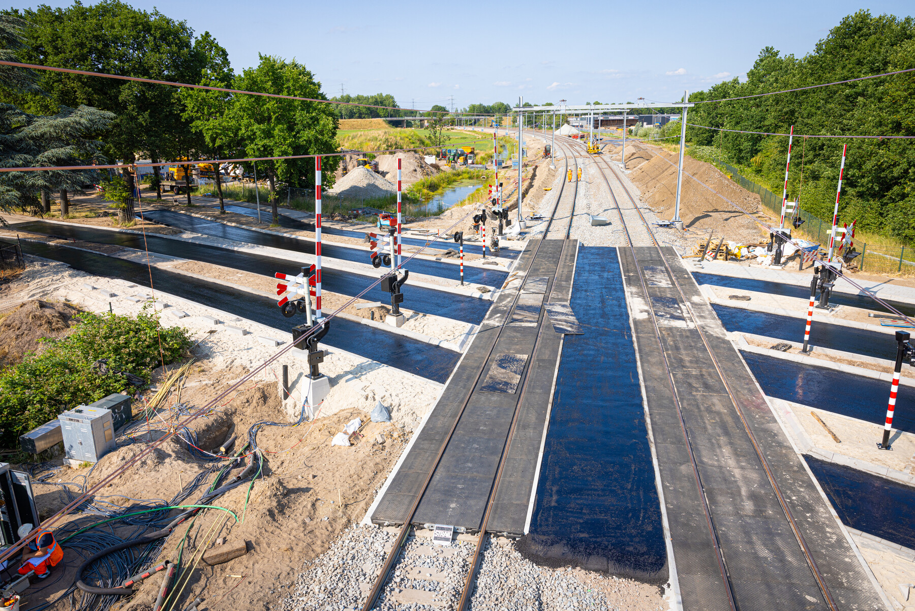 De overweg Toldijk is aangepast om de veiligheid te vergroten en voorzien van een nieuwe asfaltlaag