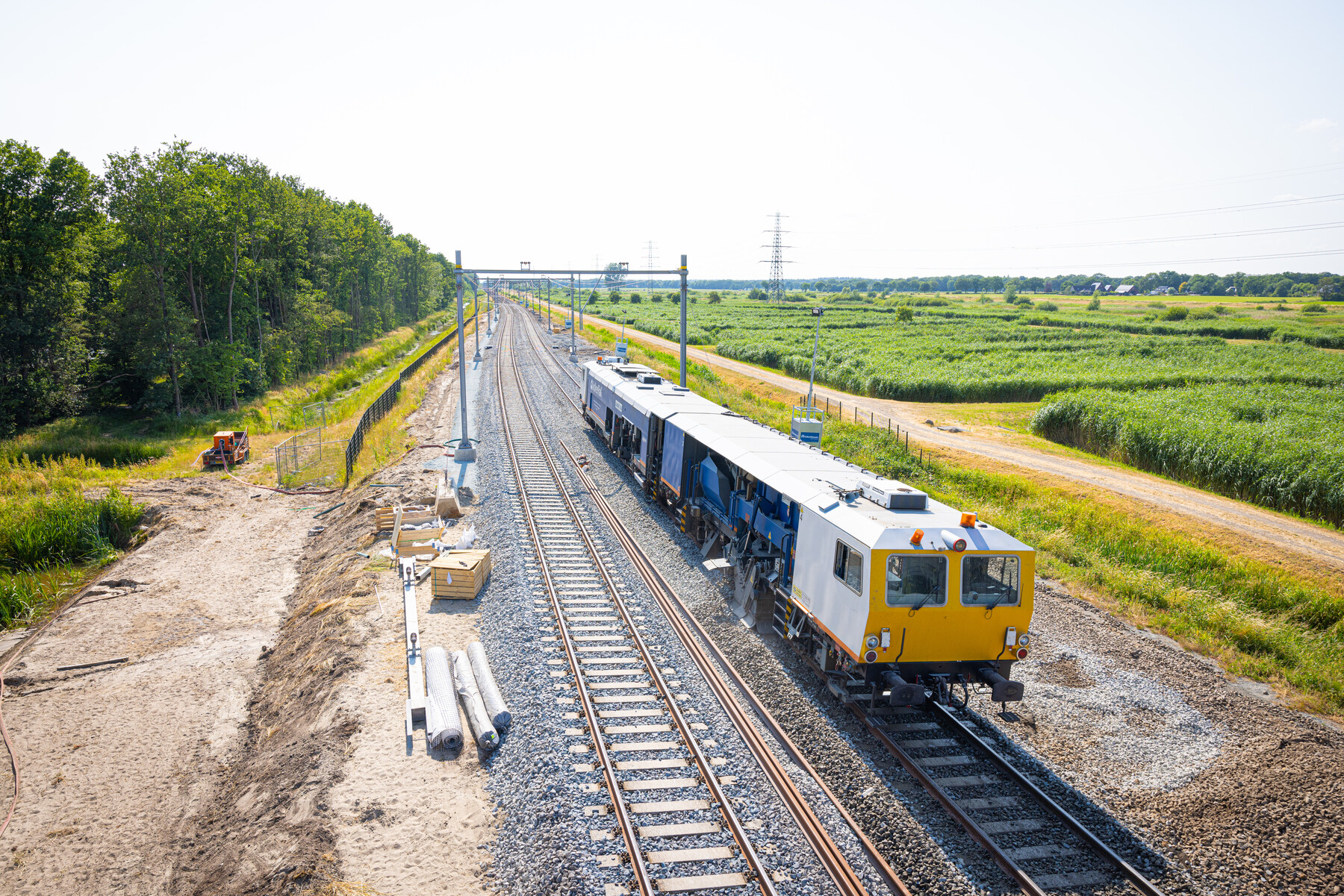 De stopmachine van VolkerRail aan het werk: deze machine drukt het spoorgrind aan en zorgt ervoor dat het spoor op de juiste positie komt te liggen 