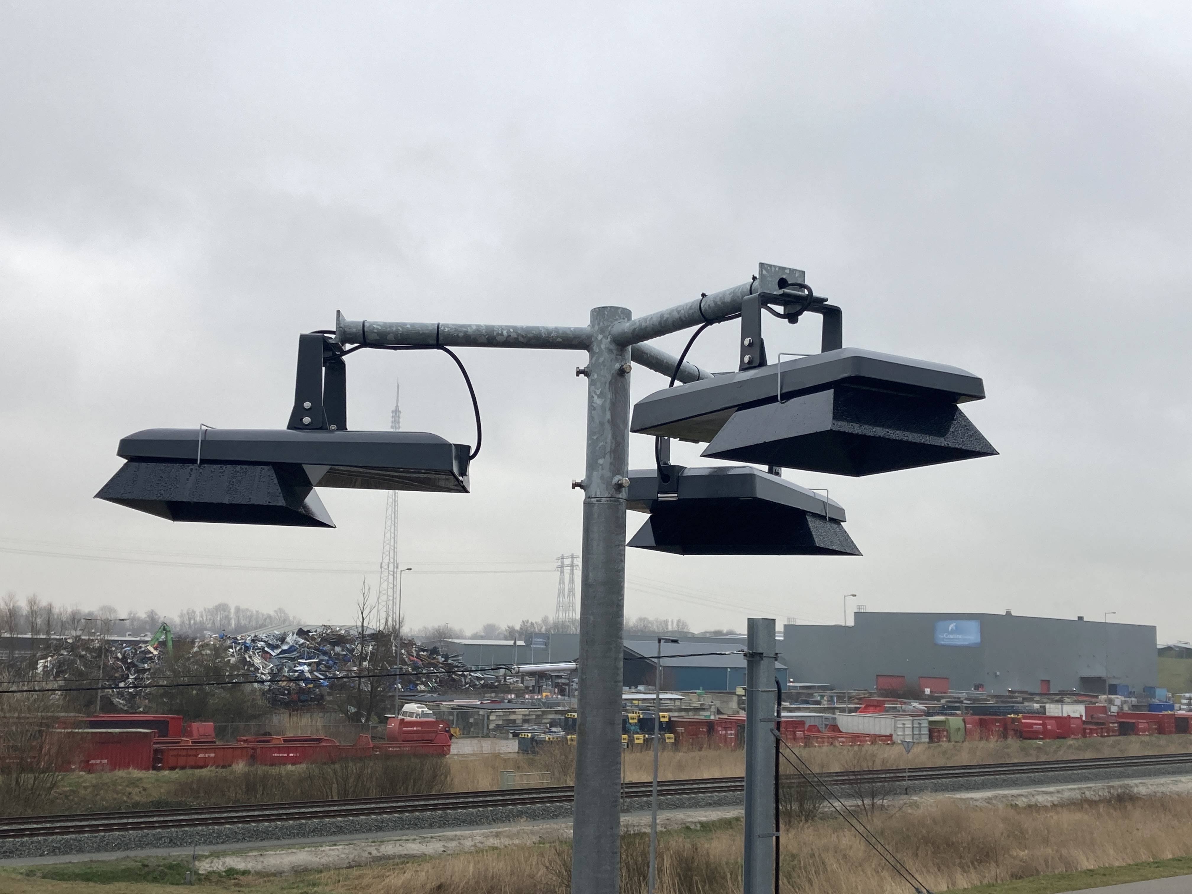 Lampenkappen geplaatst op opstelterrein De Vork in Haren