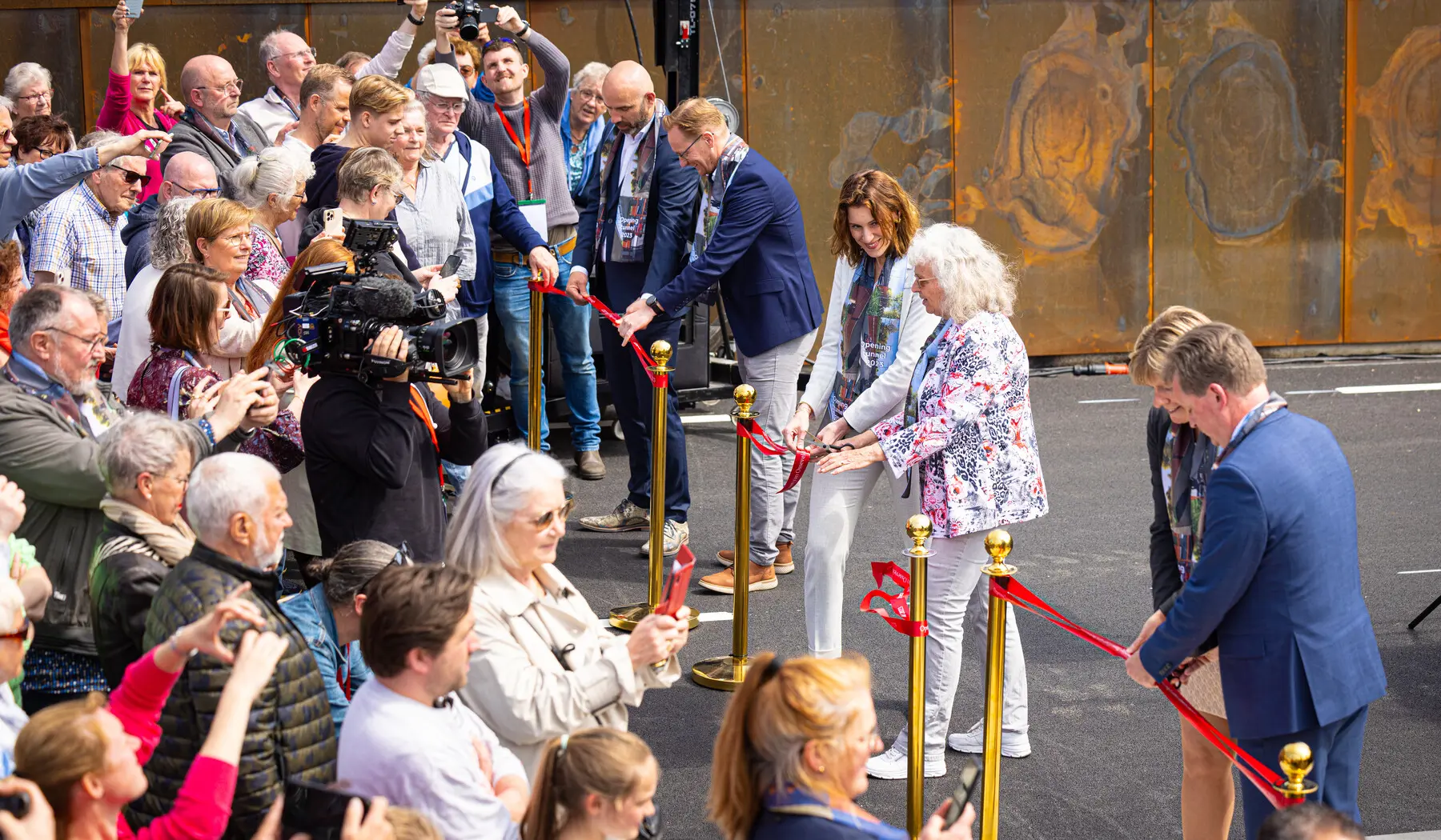 De lintjes werden doorgeknipt