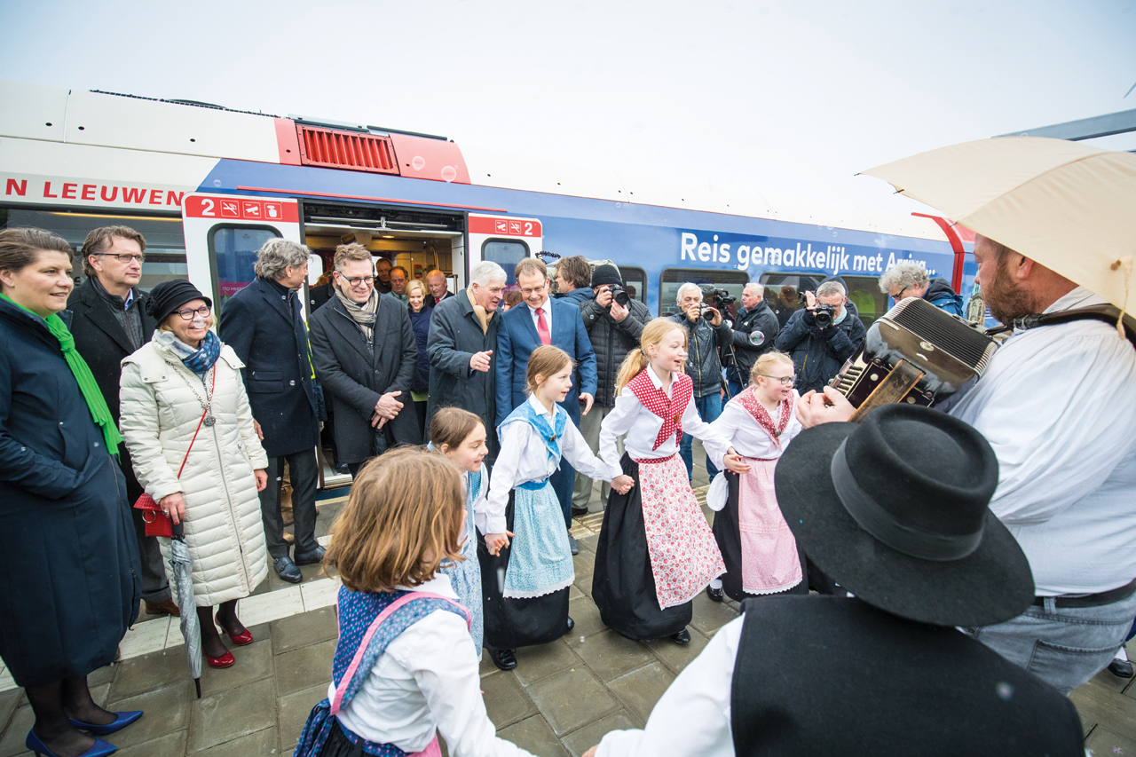 Koning Willen-Alexander opent de nieuwe spoorlijn tussen Roodeschool en Eemshaven
