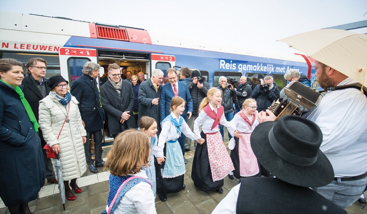 Koning Willen-Alexander opent de nieuwe spoorlijn tussen Roodeschool en Eemshaven