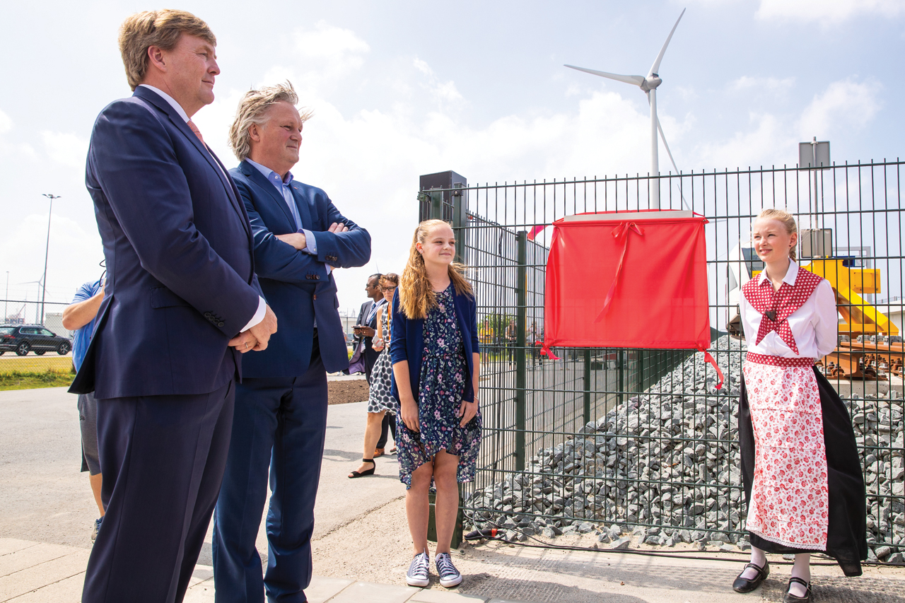 Koning Willen-Alexander opent de nieuwe spoorlijn tussen Roodeschool en Eemshaven